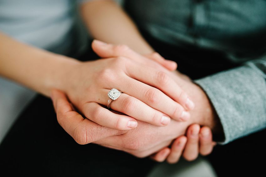 一枚优雅的订婚钻戒戴在女人手指上的特写188bet官网88bet官网“class=