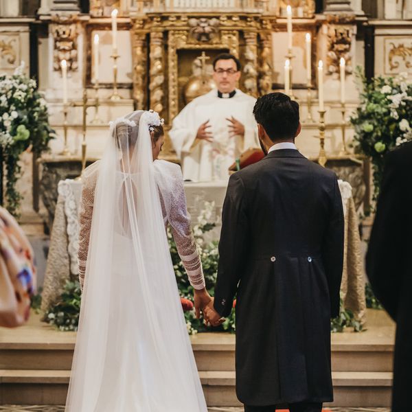 握手的新娘和新郎