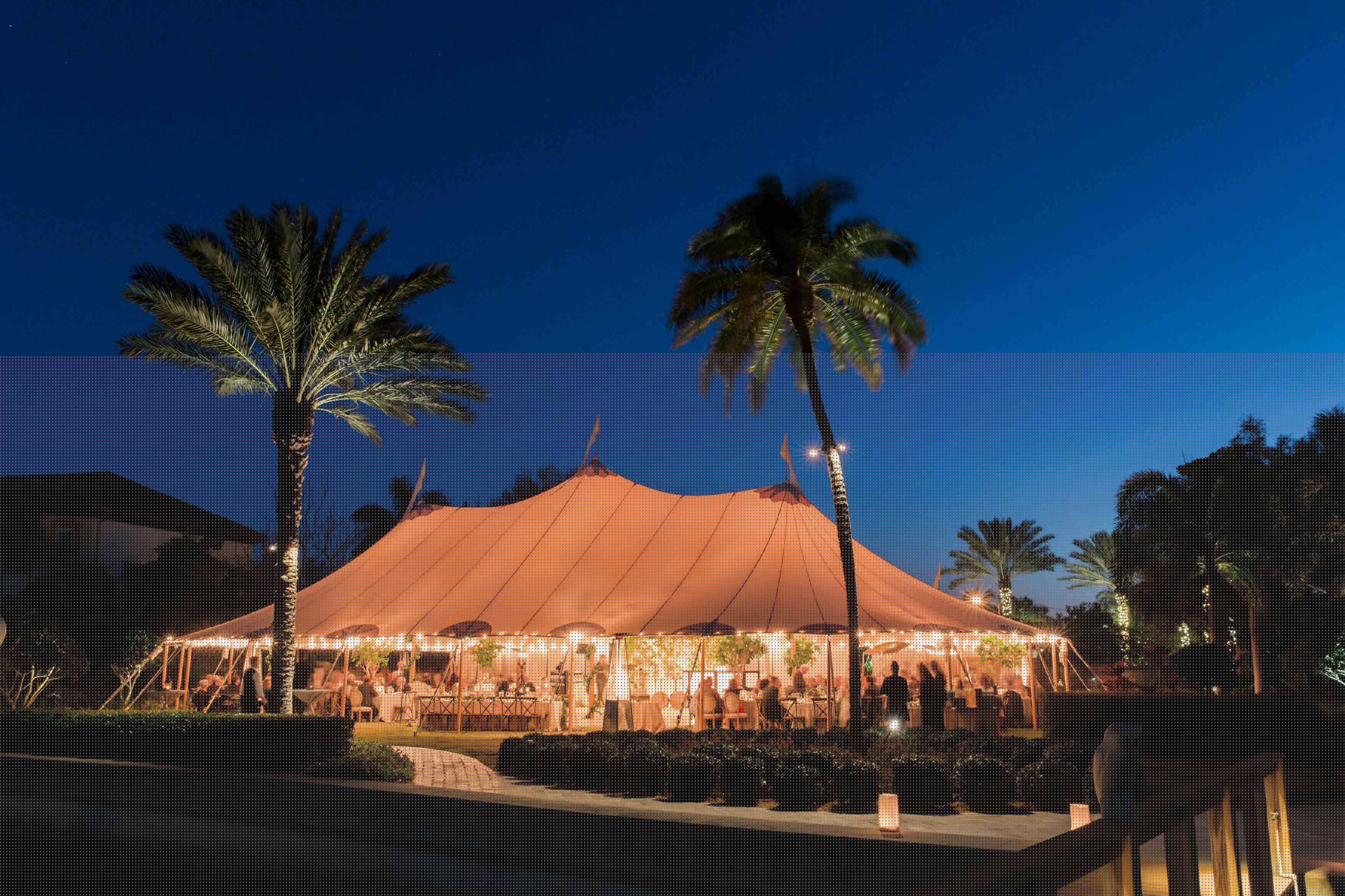 一个在夜晚发光的帐篷。