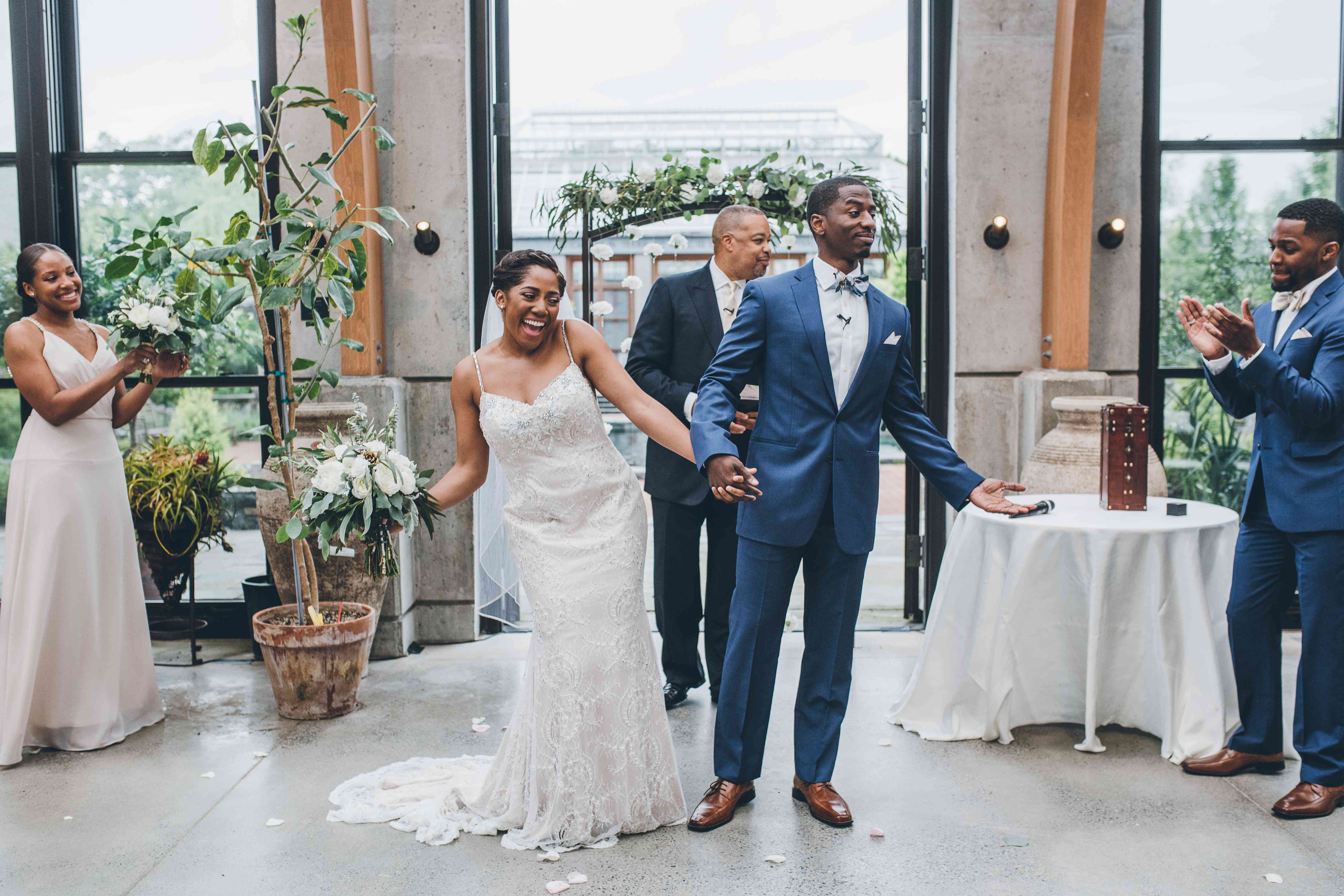 新娘和新郎在婚宴上