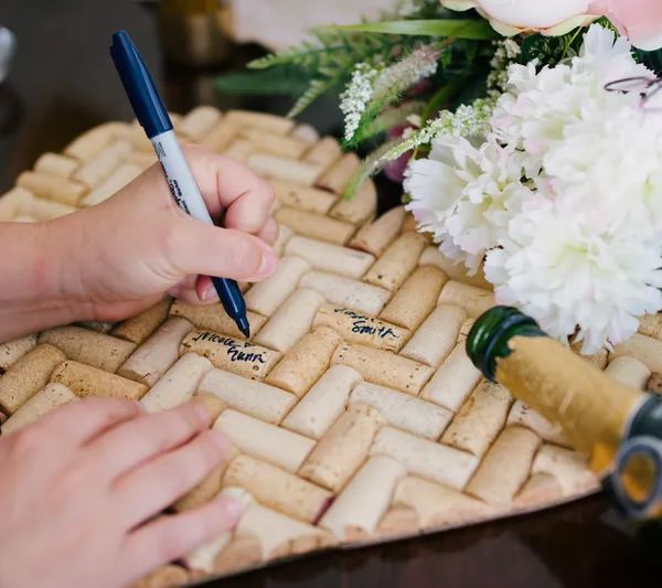 在酒瓶塞上签名留言簿