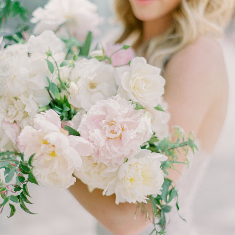 淡粉色牡丹花束