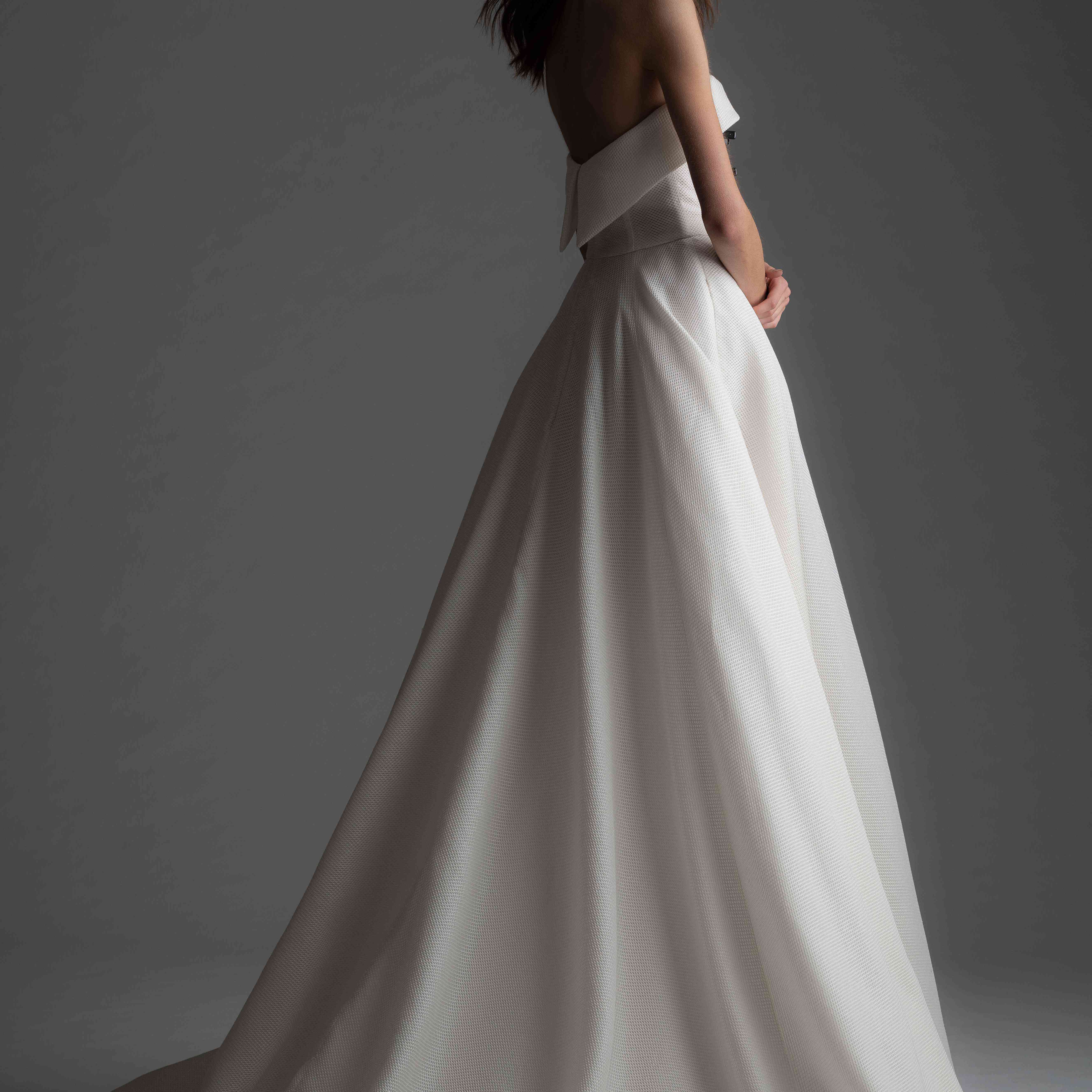 在具有折叠领口无带长礼服模型