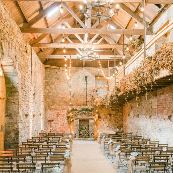 婚礼在一个古老的石头谷仓举行