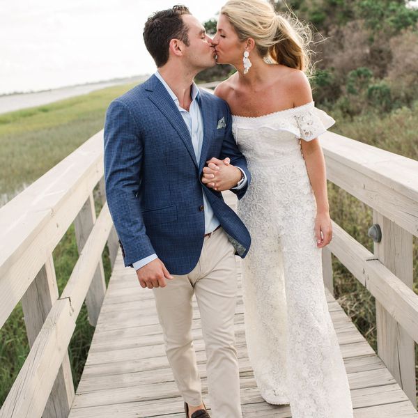 永恒的南方婚礼，新娘和新郎接吻彩排晚餐