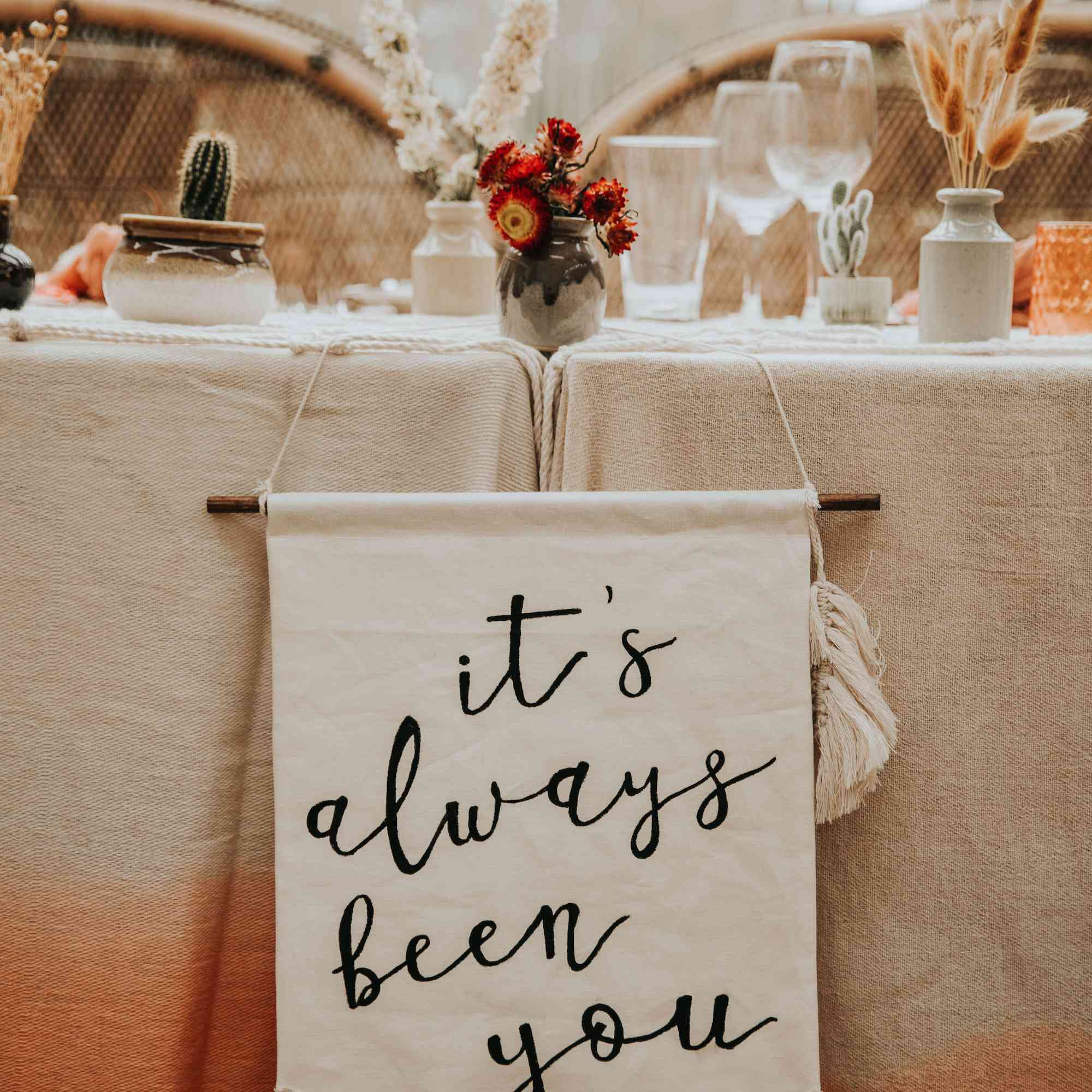 迎宾台上的旗杆上挂着“永远是你”的帆布婚礼横幅