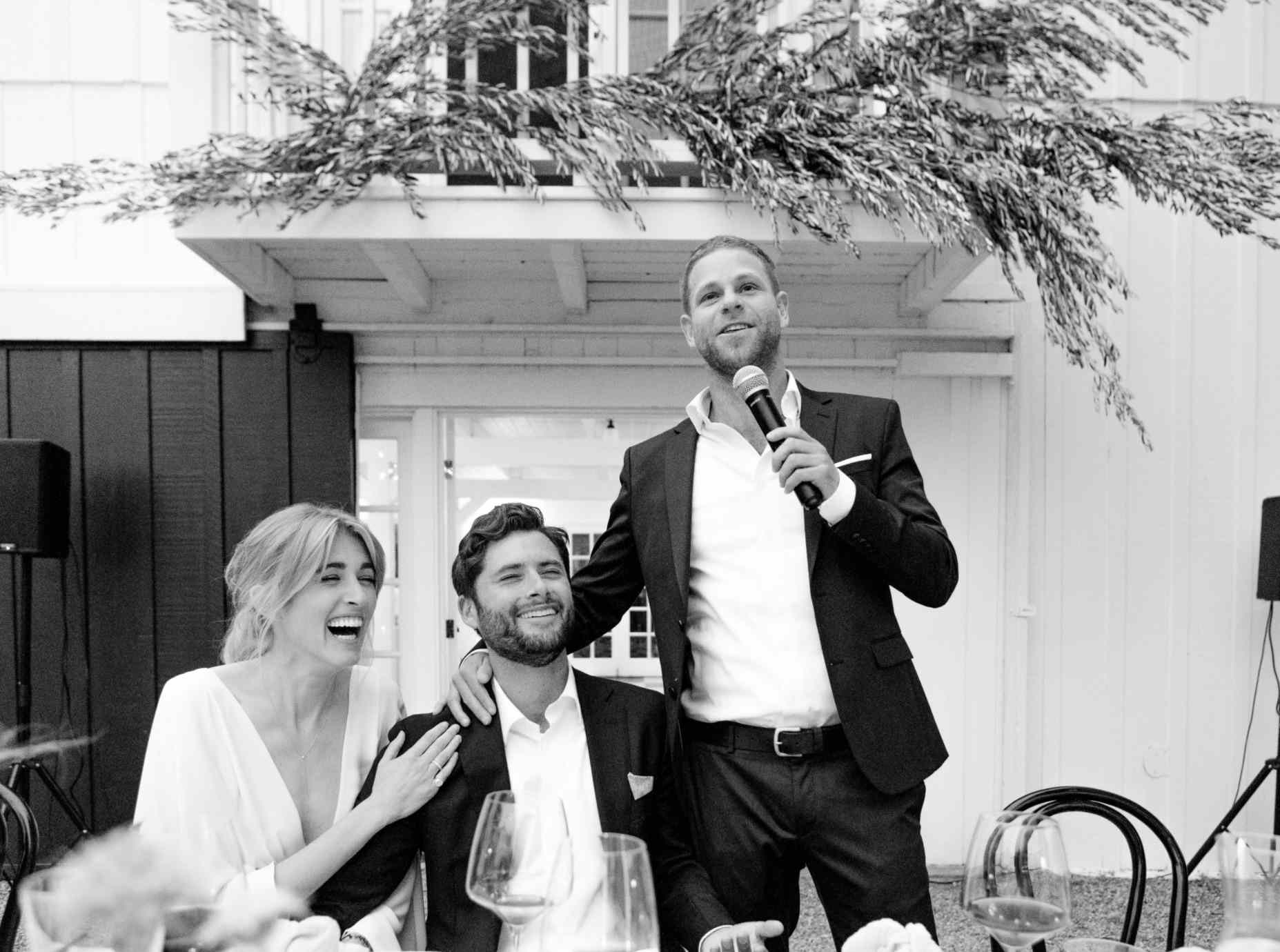 伴郎给新婚夫妇演讲