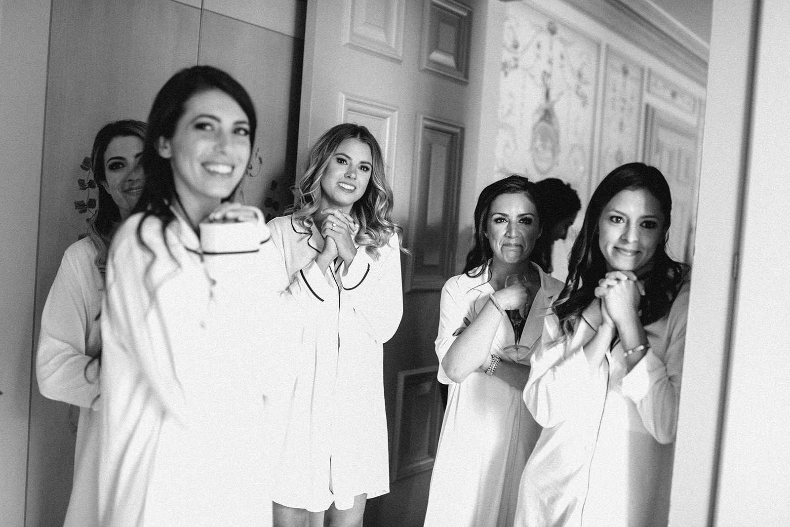 伴娘们在一旁看着，面带微笑