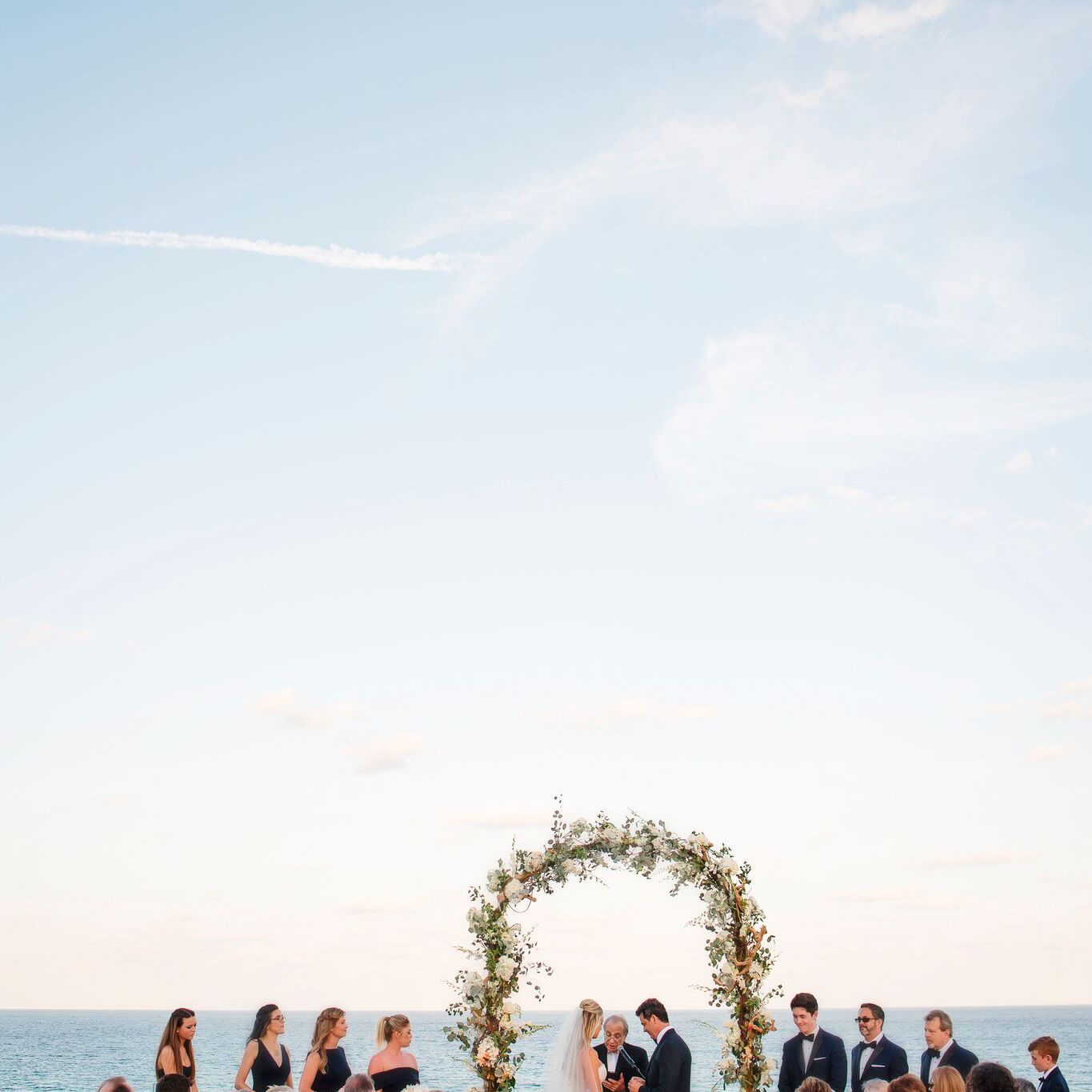 新婚夫妇和他们的客人在婚礼上