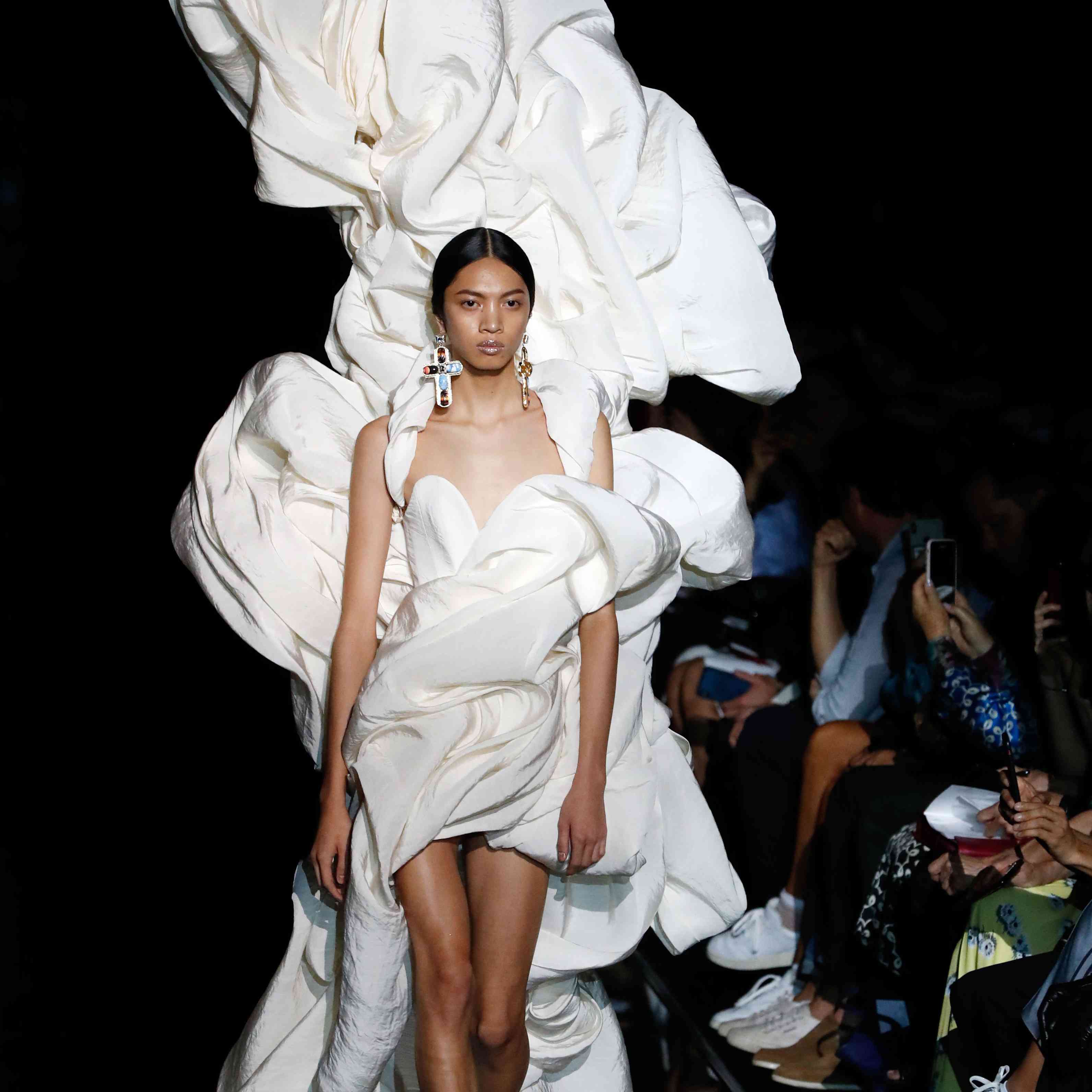 在大型白色长衫模型行走跑道