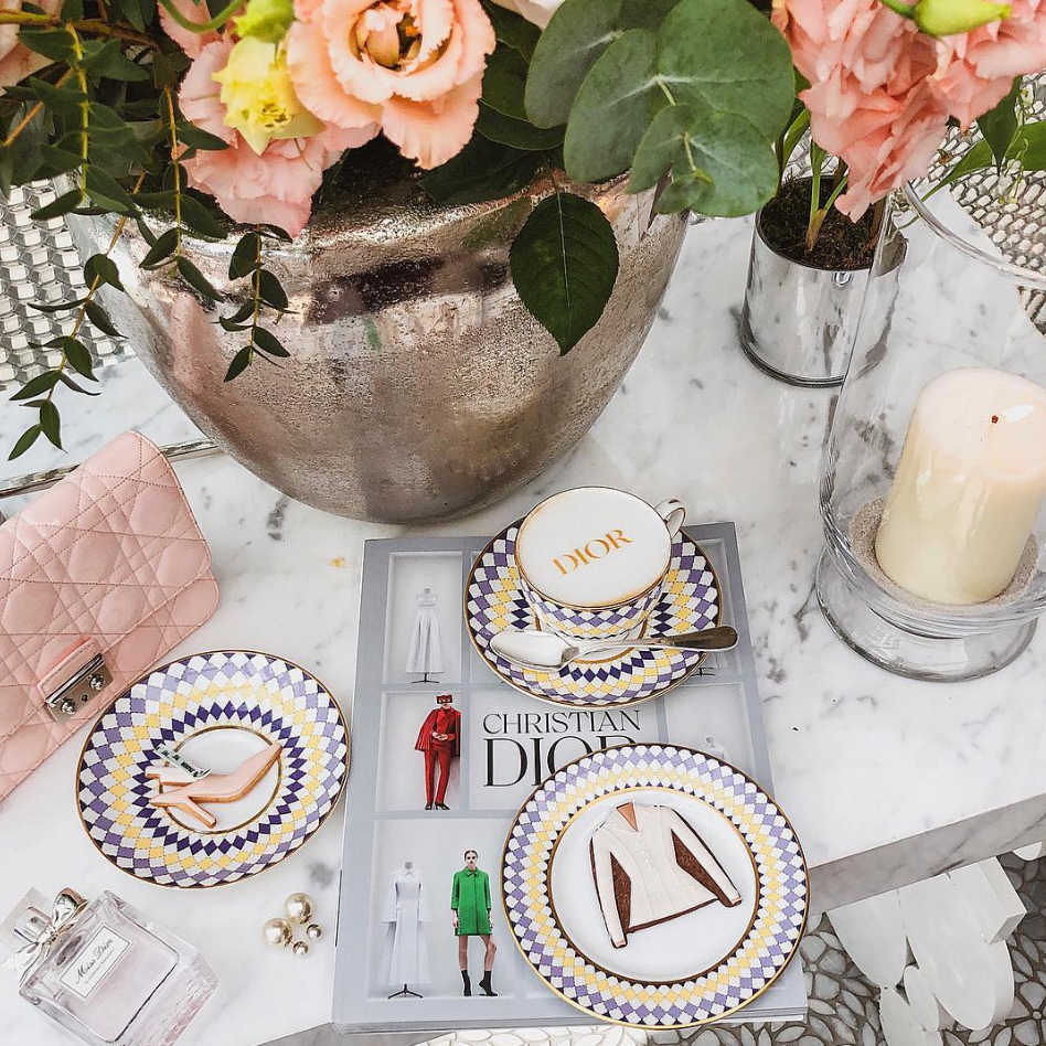 伯克利的茶点上点缀着时尚饼干和dio -stenciled咖啡