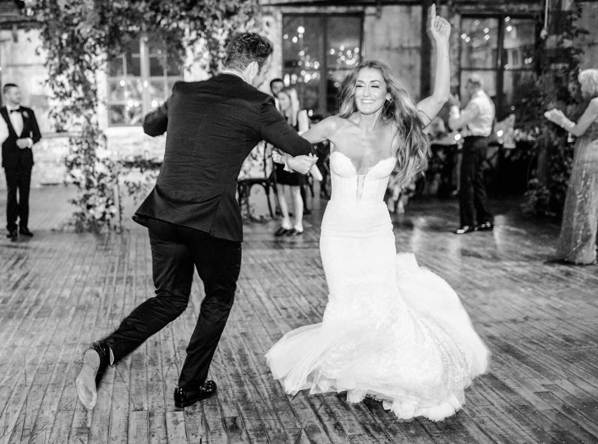 新娘和新郎跳舞