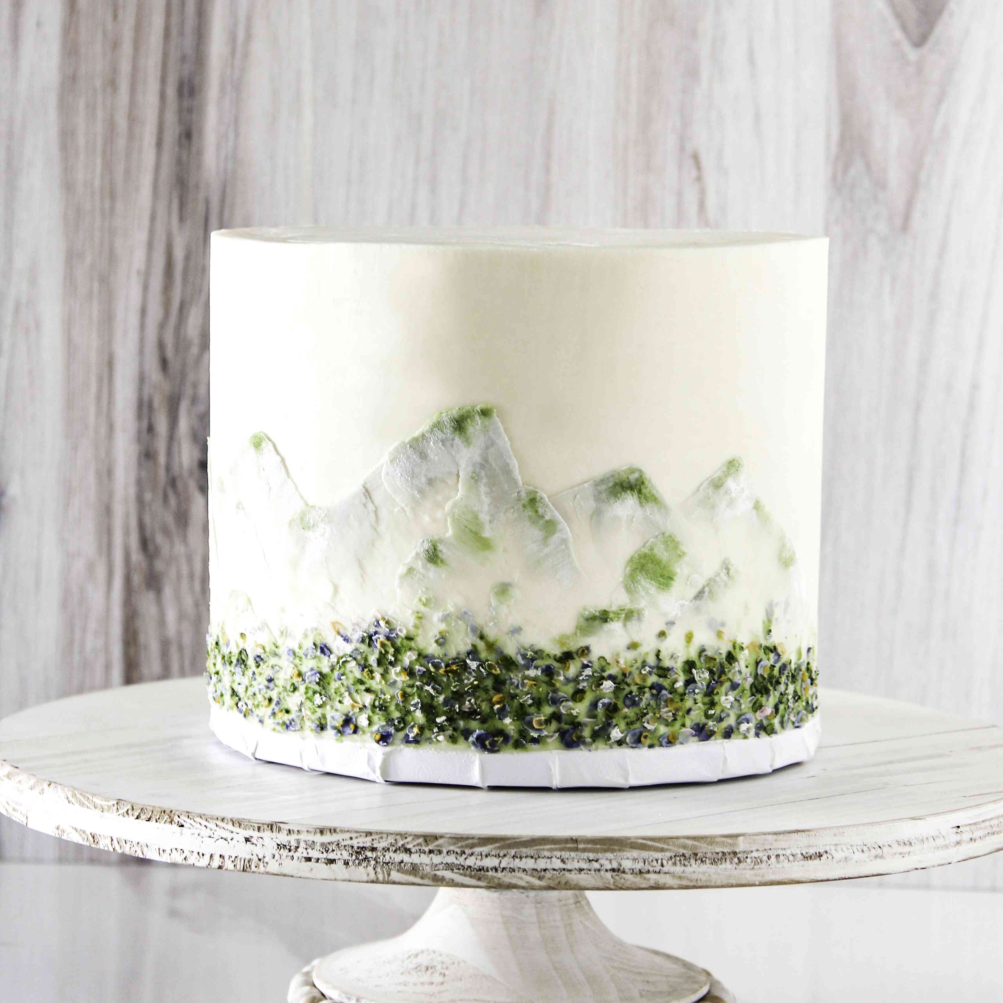 有山的单层婚礼蛋糕