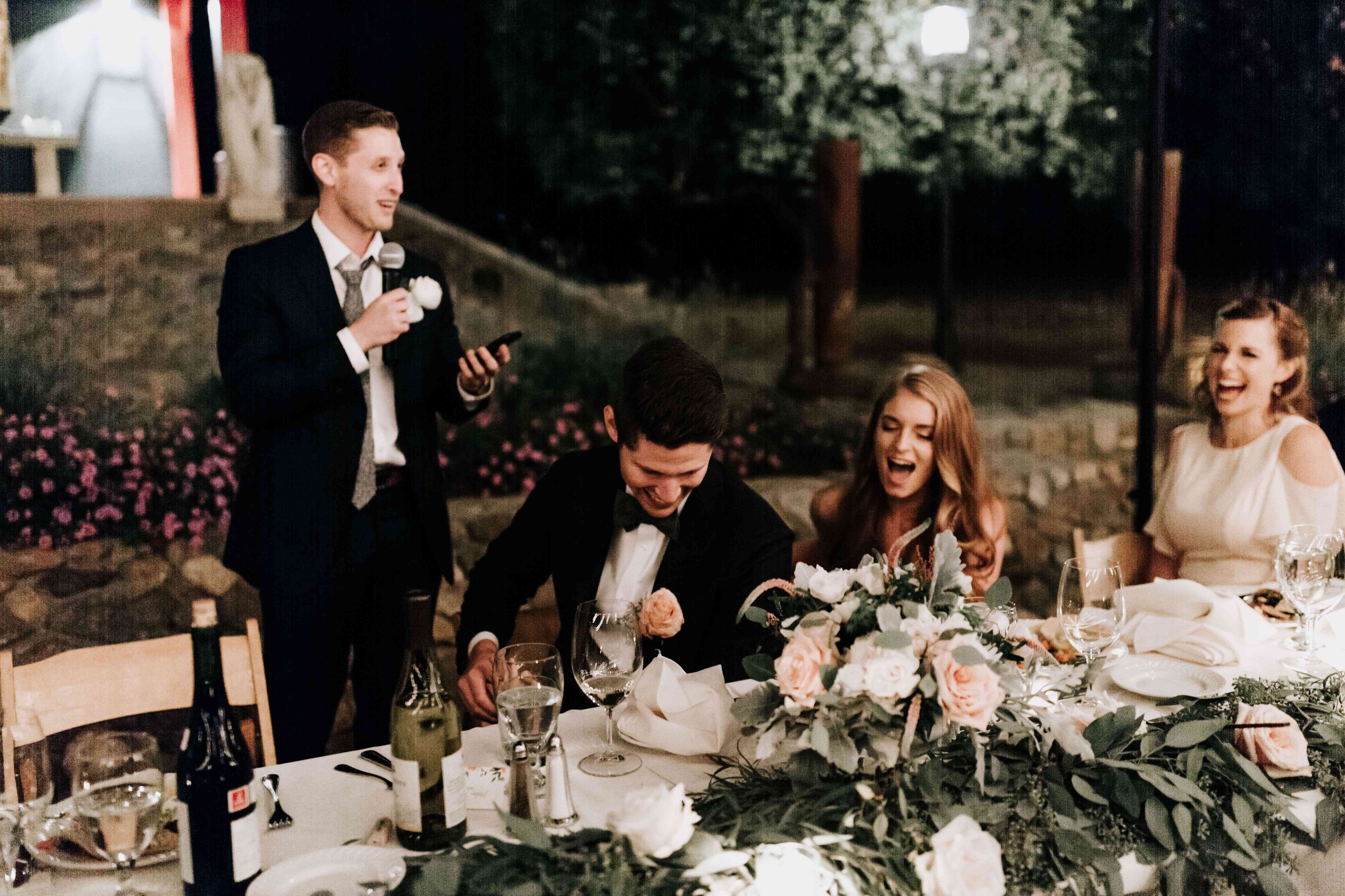 最好的男人与坐在桌子周围的客人的琐事测验