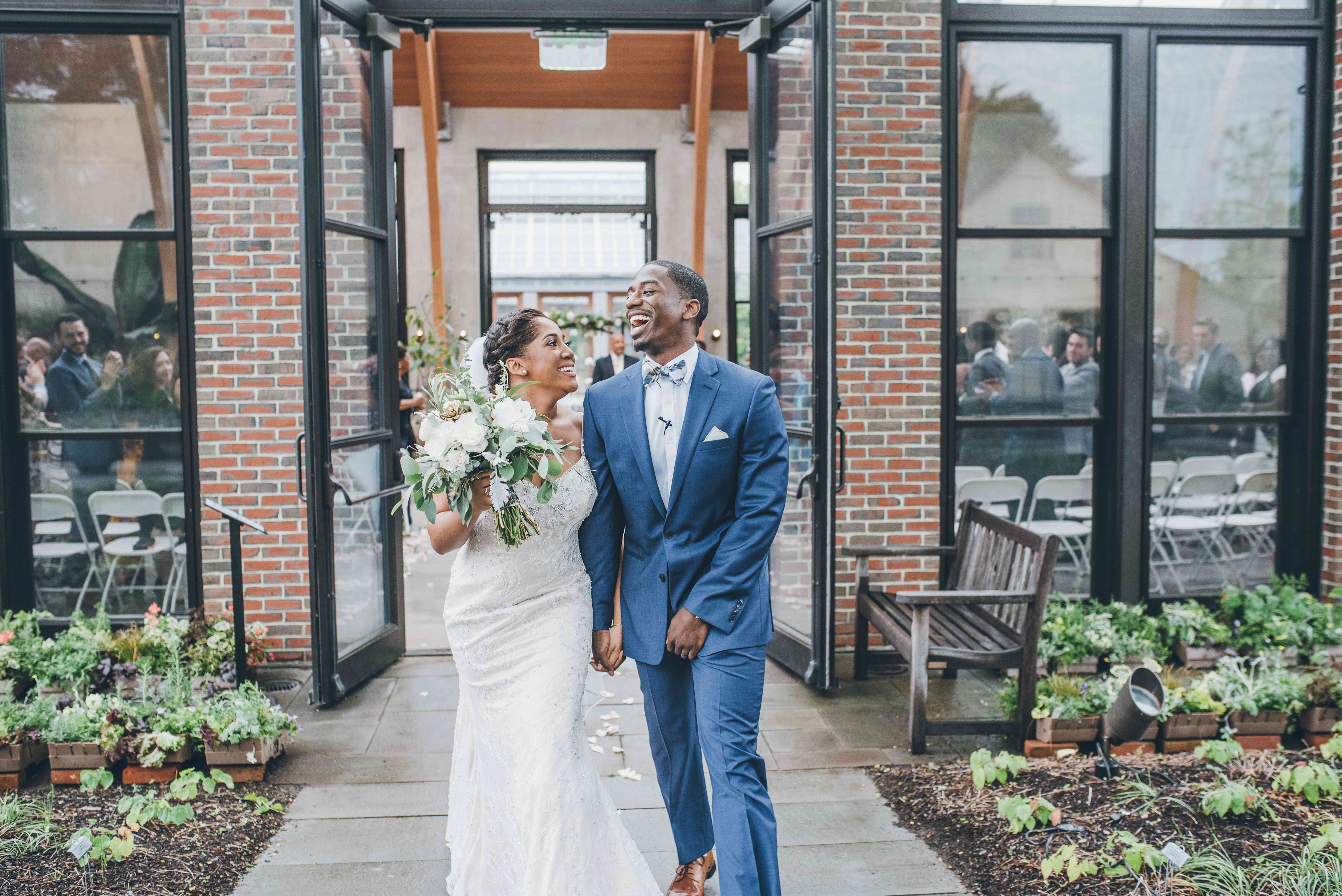 新郎新娘一起欢笑