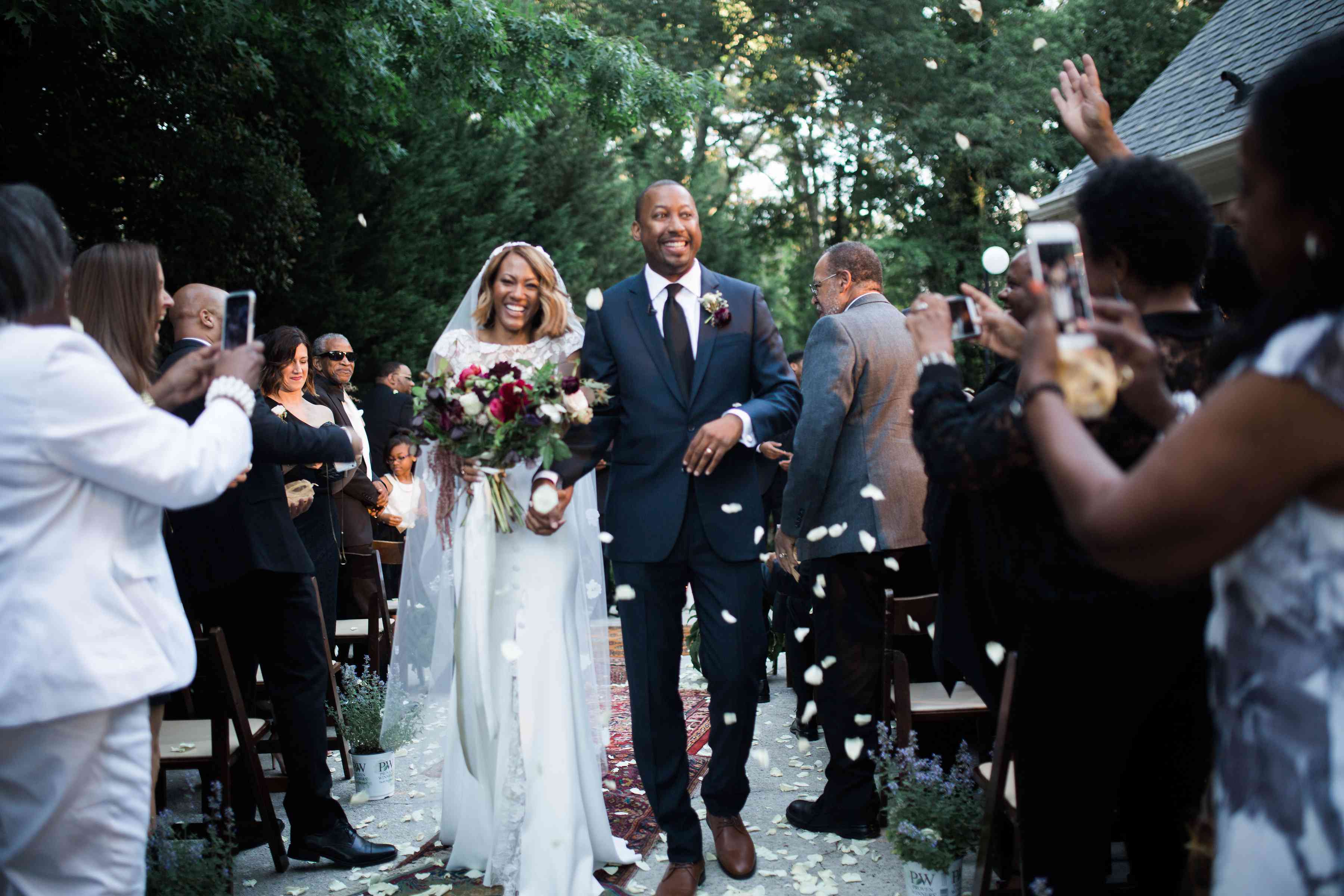 新婚夫妇走仪式结束后，过道