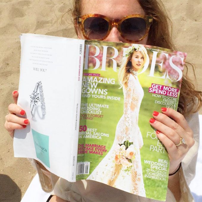 188bet官网88bet官网订婚戒指在海滩上与杂志自拍