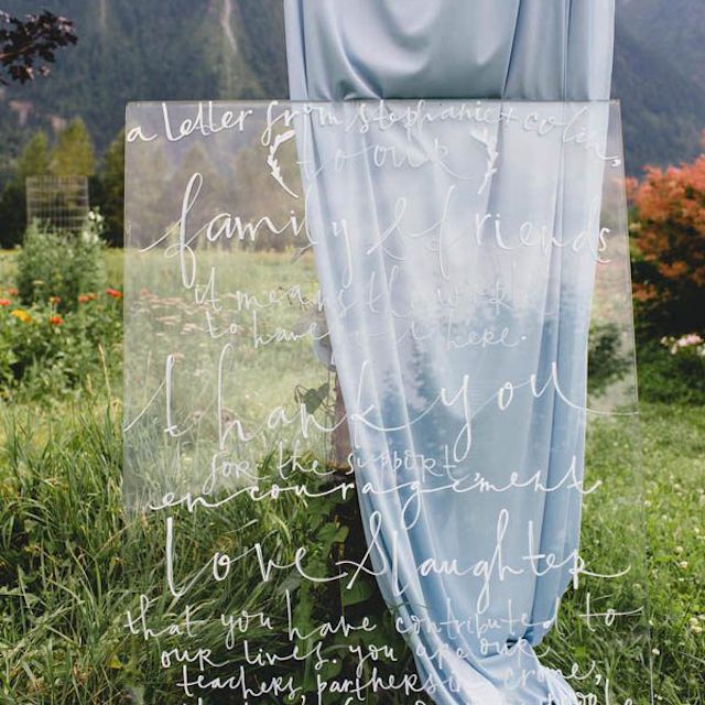 放置在外面的玻璃书法标志