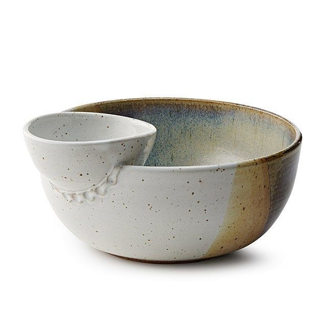 手工制作的薯条和蘸酱碗