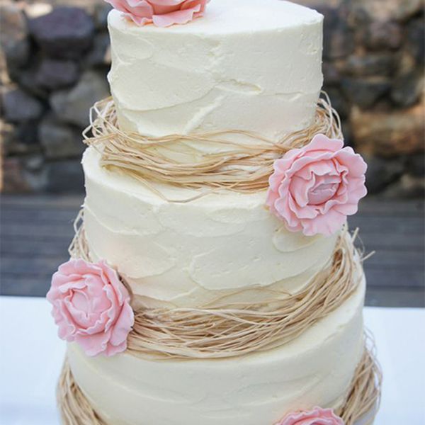 粉色花朵的婚礼蛋糕