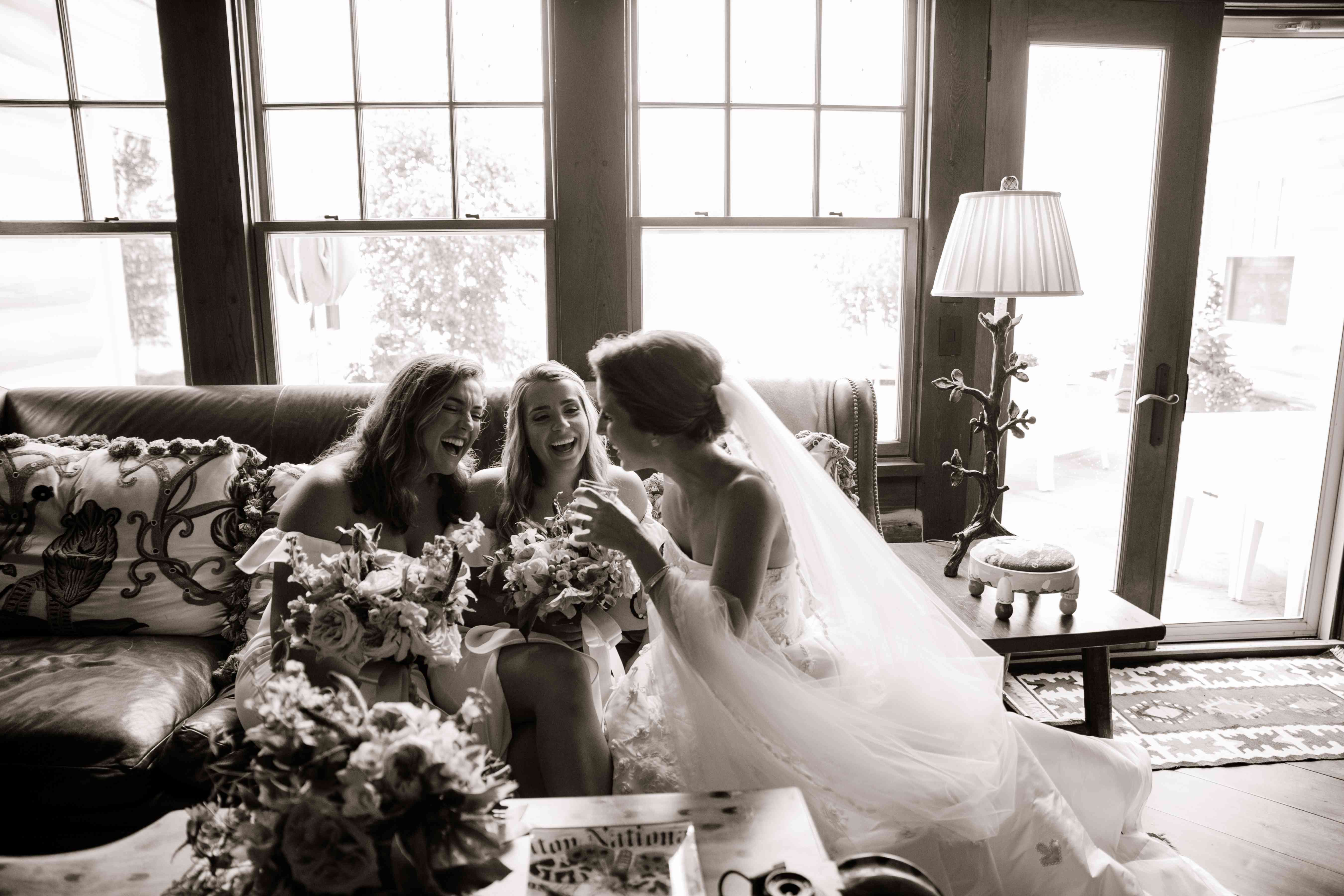 女孩和新娘说话