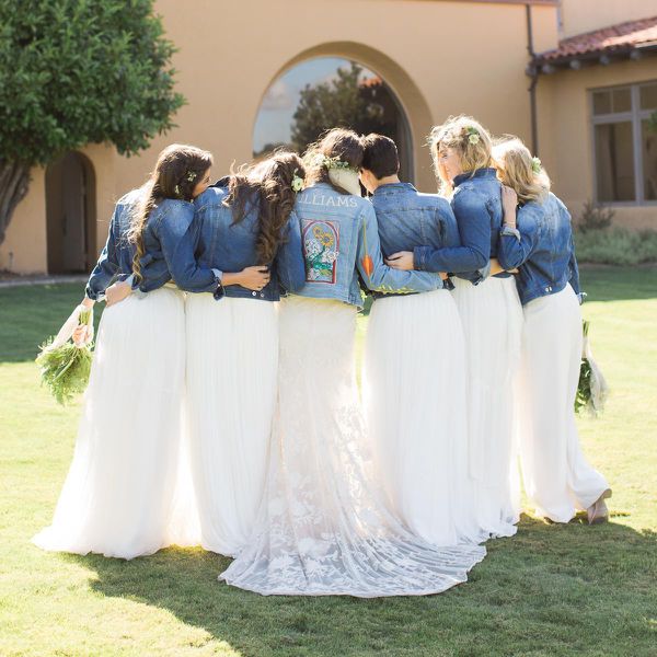 在牛仔夹克伴娘新娘