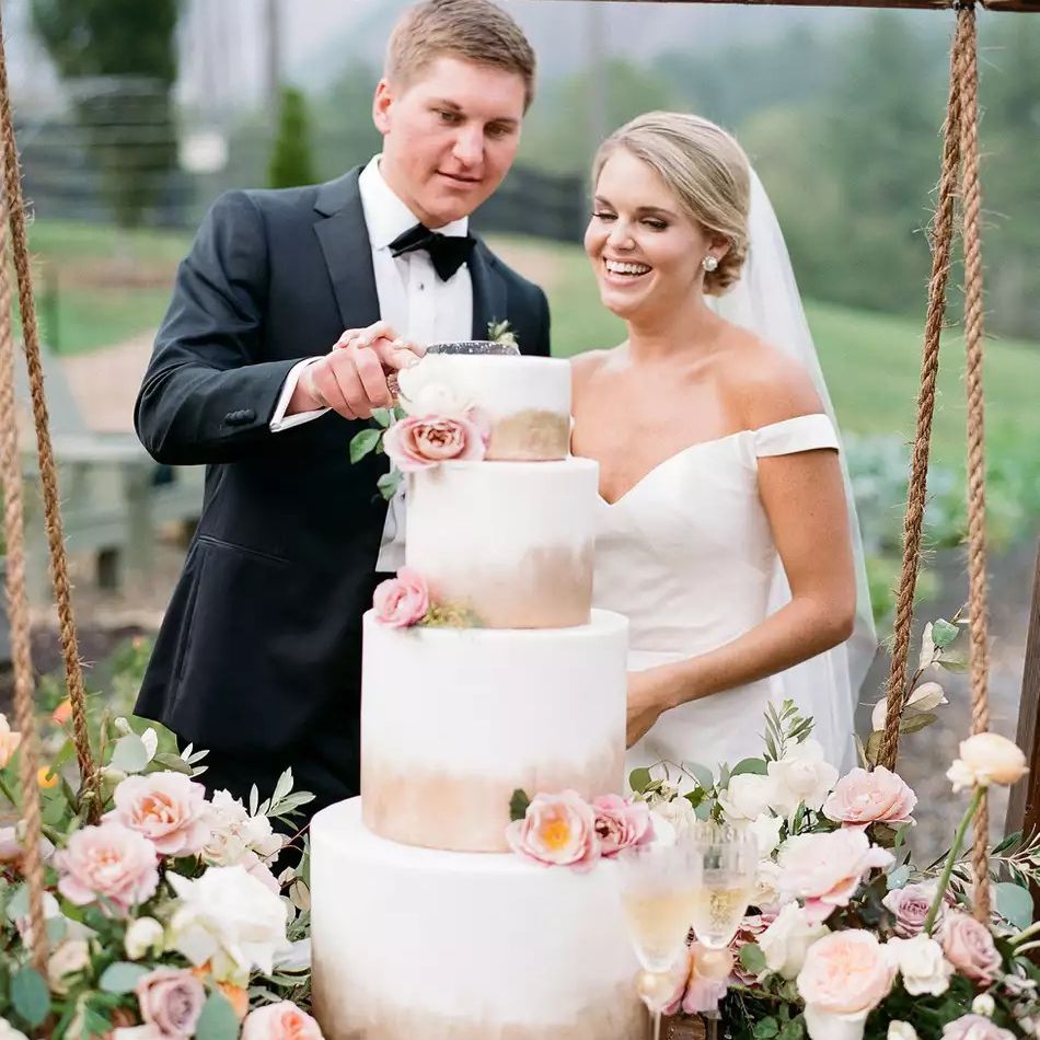 新娘和新郎切蛋糕