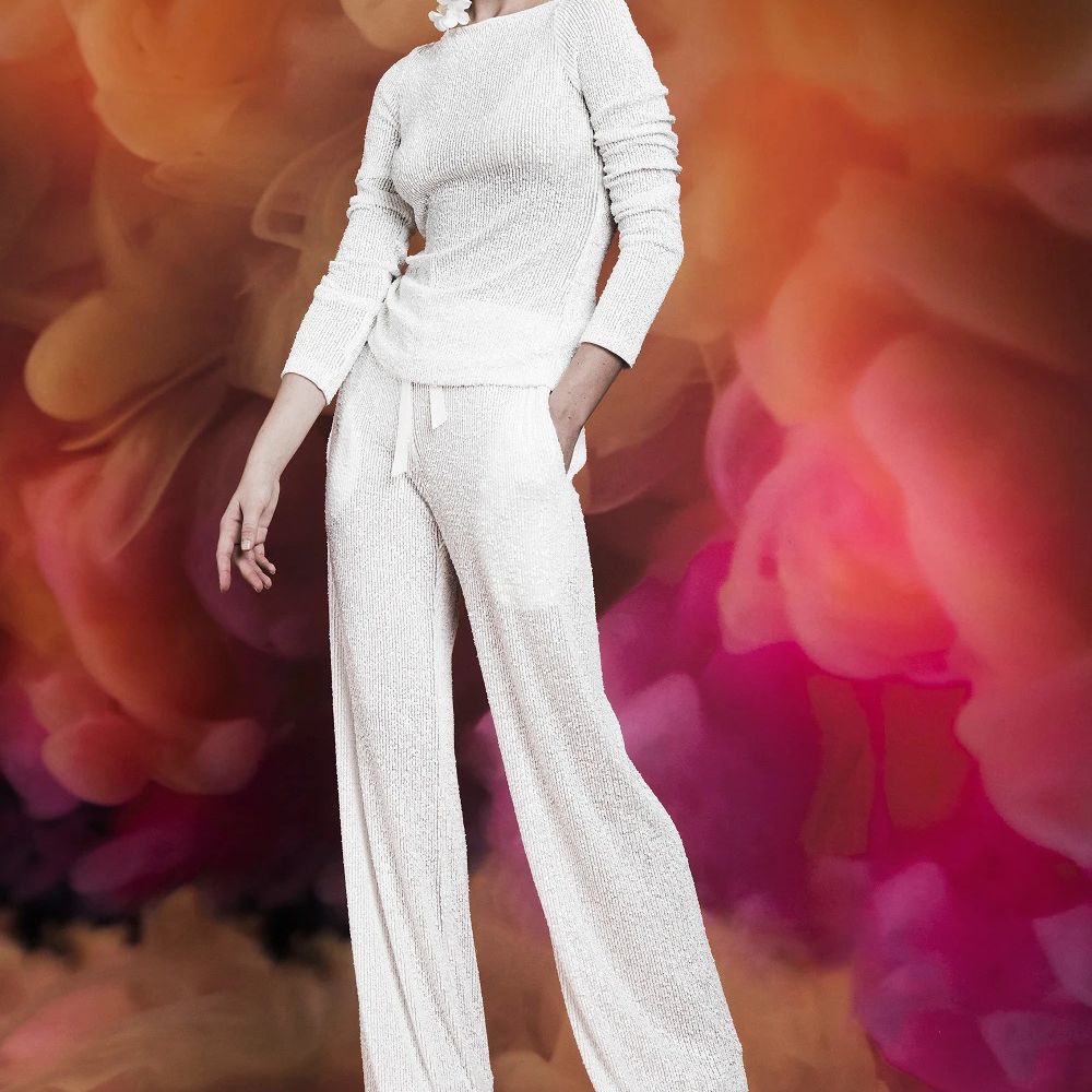 模特身着长袖亮片搭配的裤子