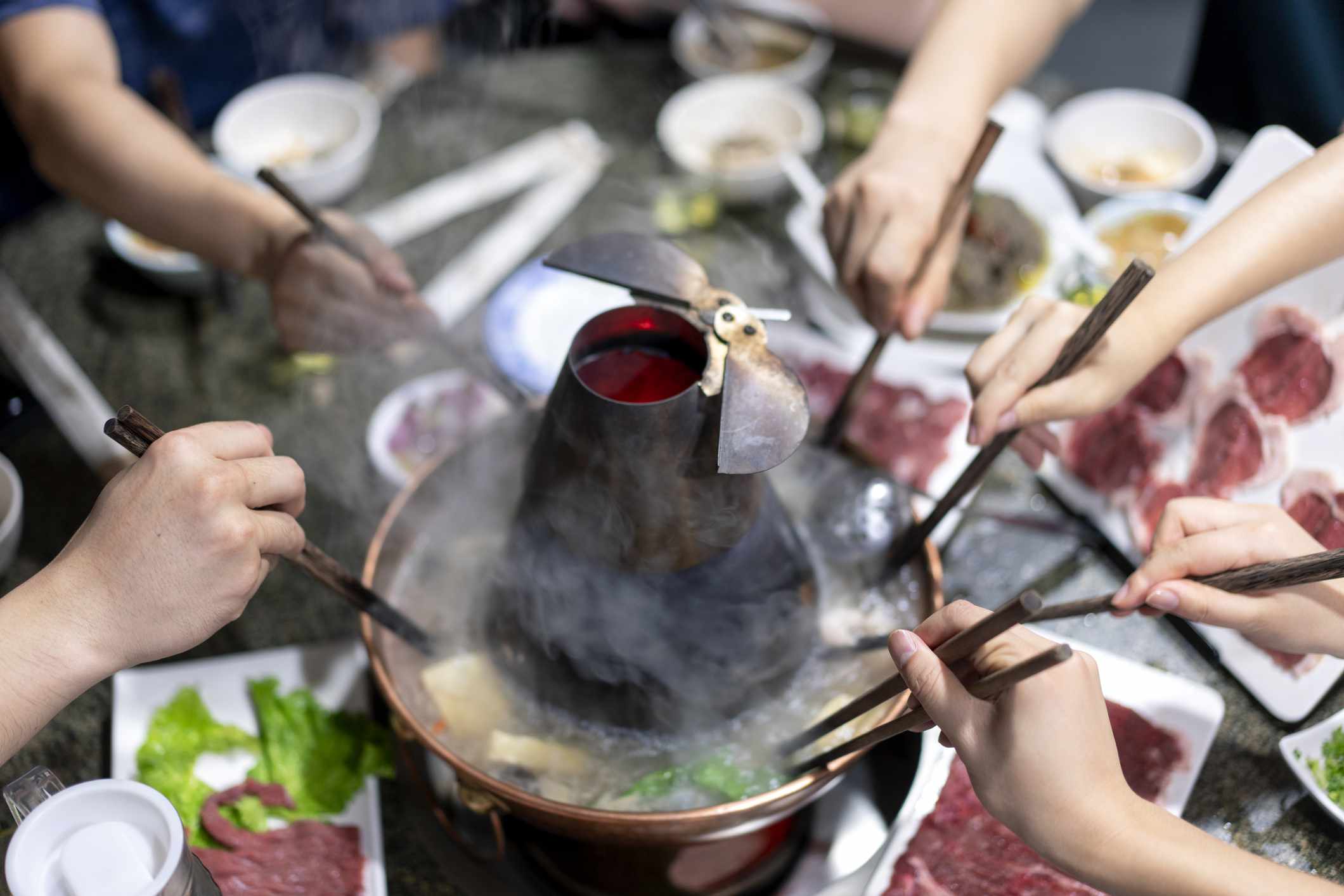 朋友们在餐馆里吃火锅