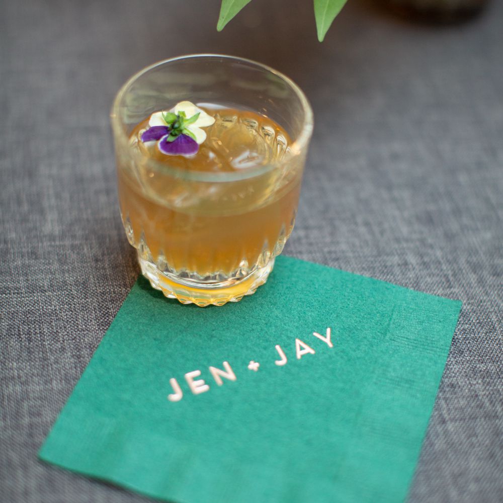特色鸡尾酒和定制餐巾