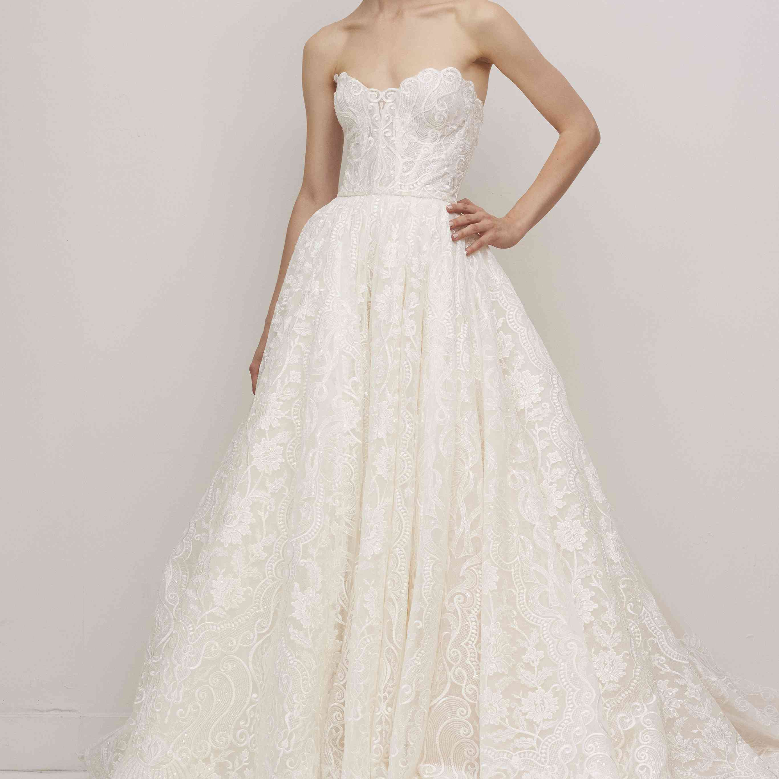 在露肩蕾丝长礼服型号