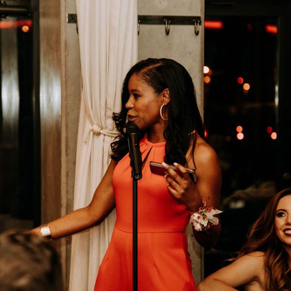 给讲话的新娘的母亲在婚礼