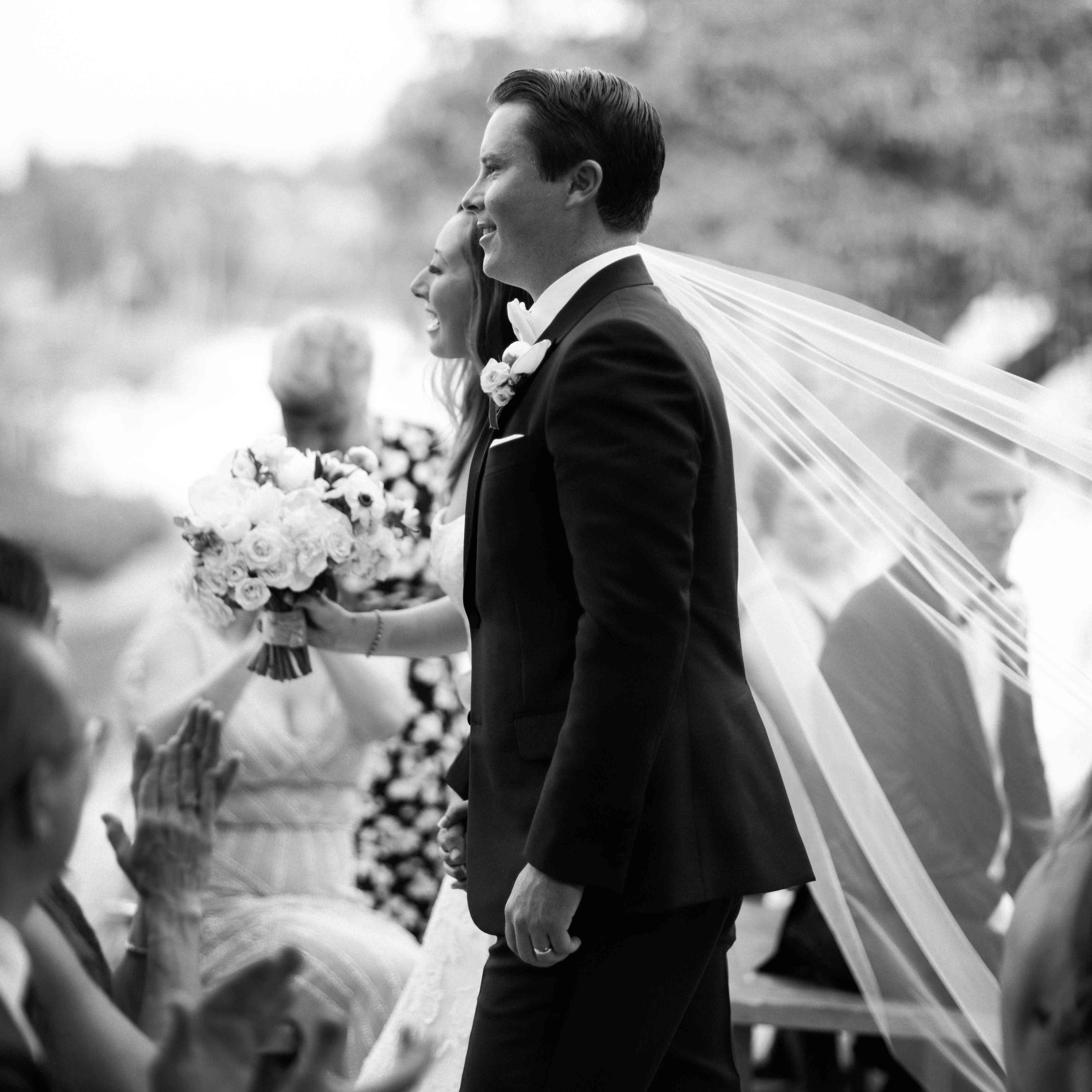 这对新婚夫妇在过道上休息