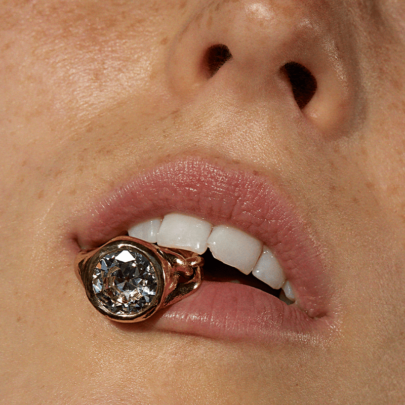 嘴里叼着结婚戒指