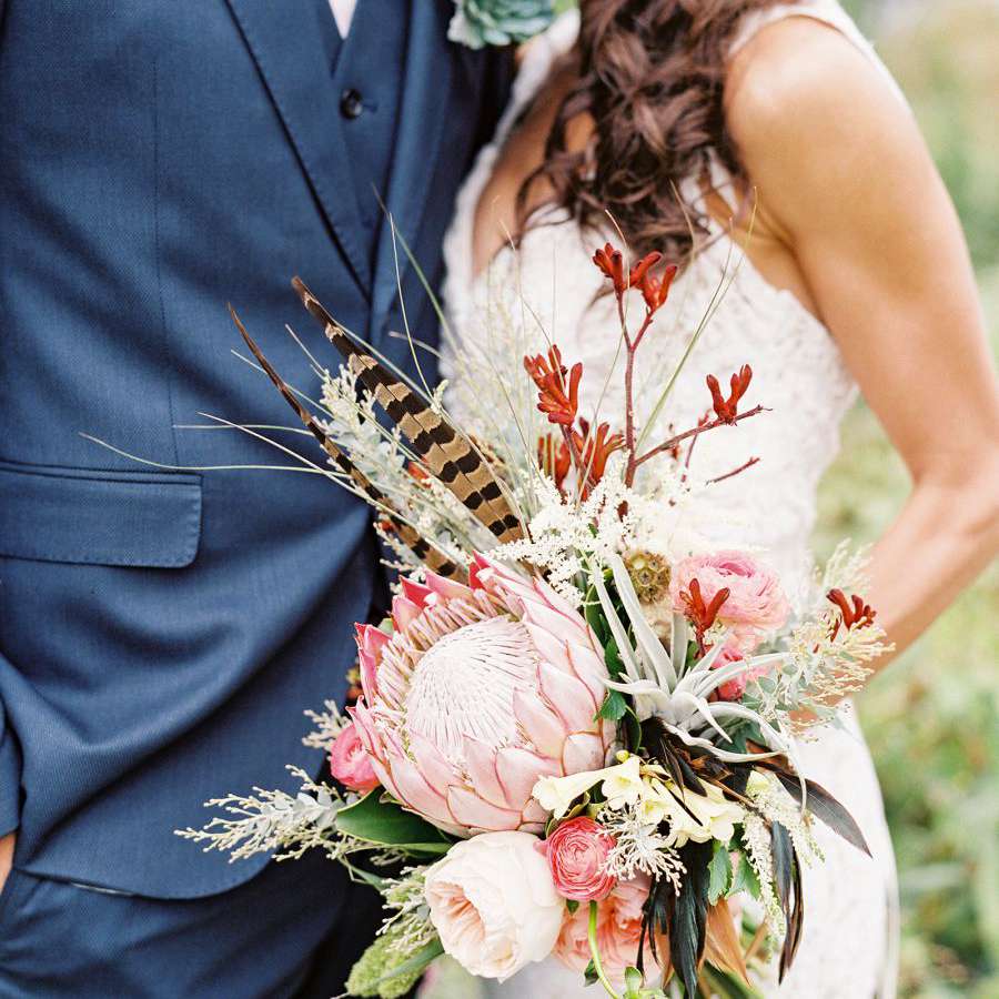 不同的花束与国王protea和羽毛