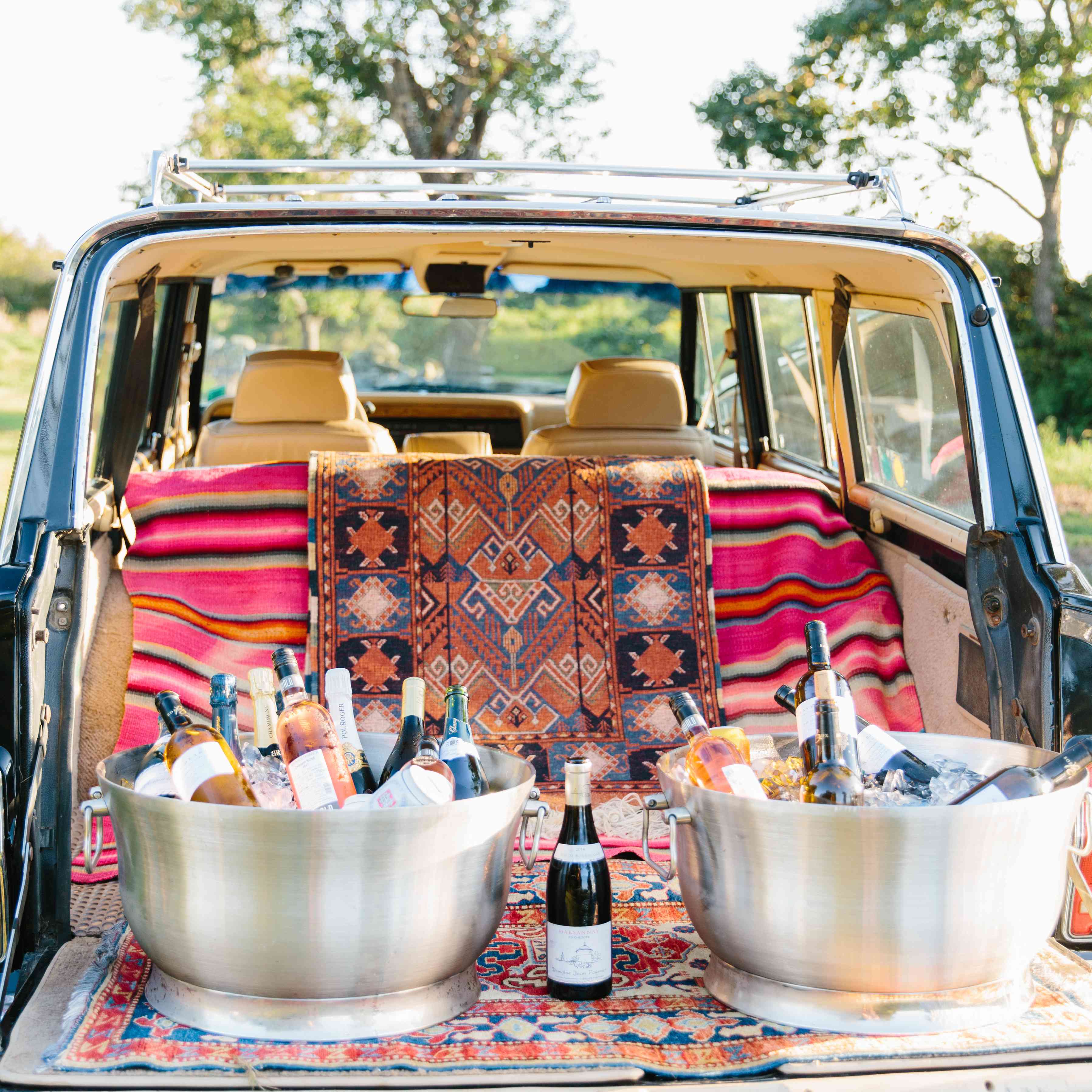 酒吧在货车的后备箱里