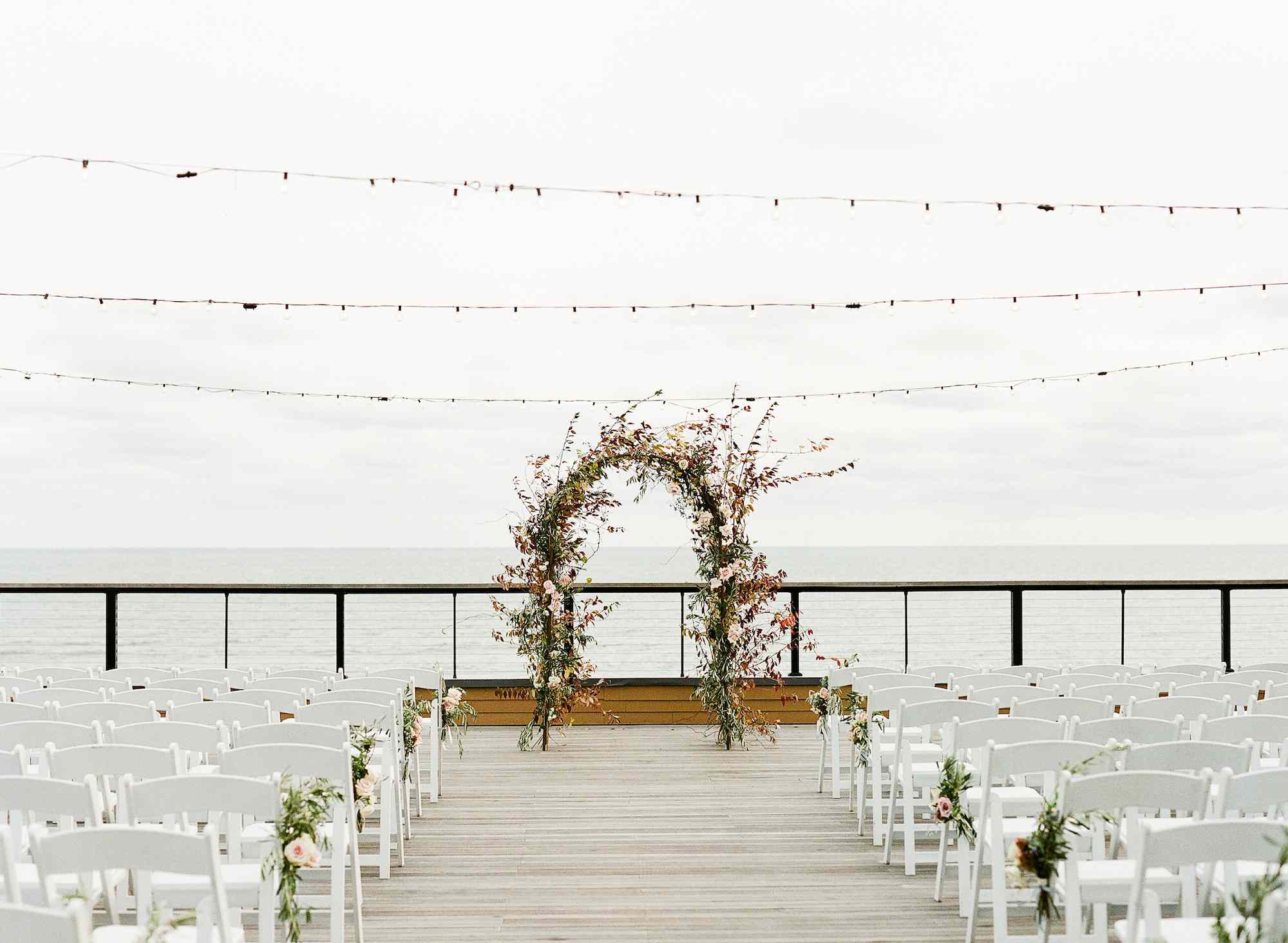 用秋叶和玫瑰做成拱形的海边仪式