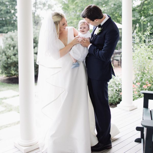 新娘和新郎与婴儿