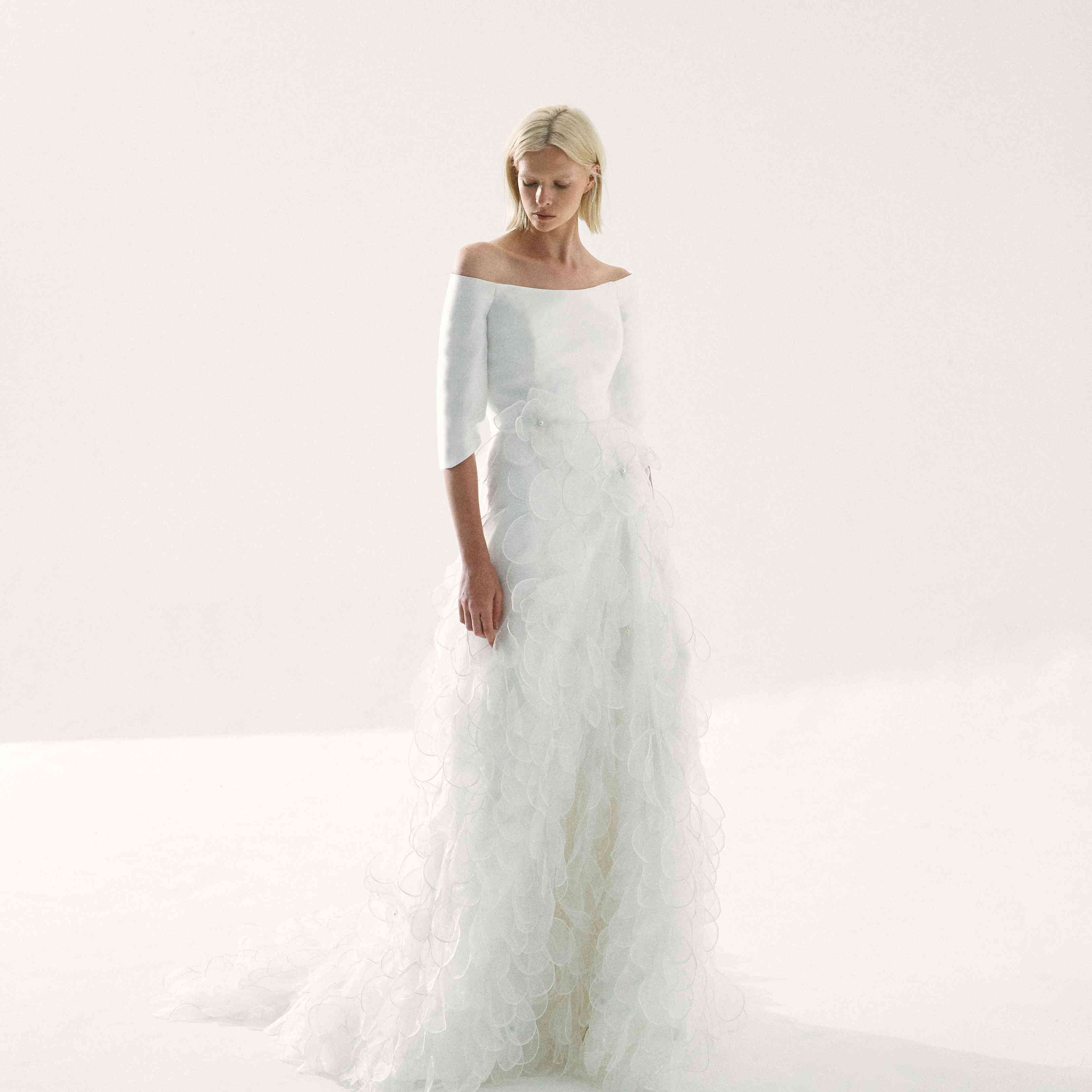 型号勺形领连衣裙搭配七分袖和花薄纱裙