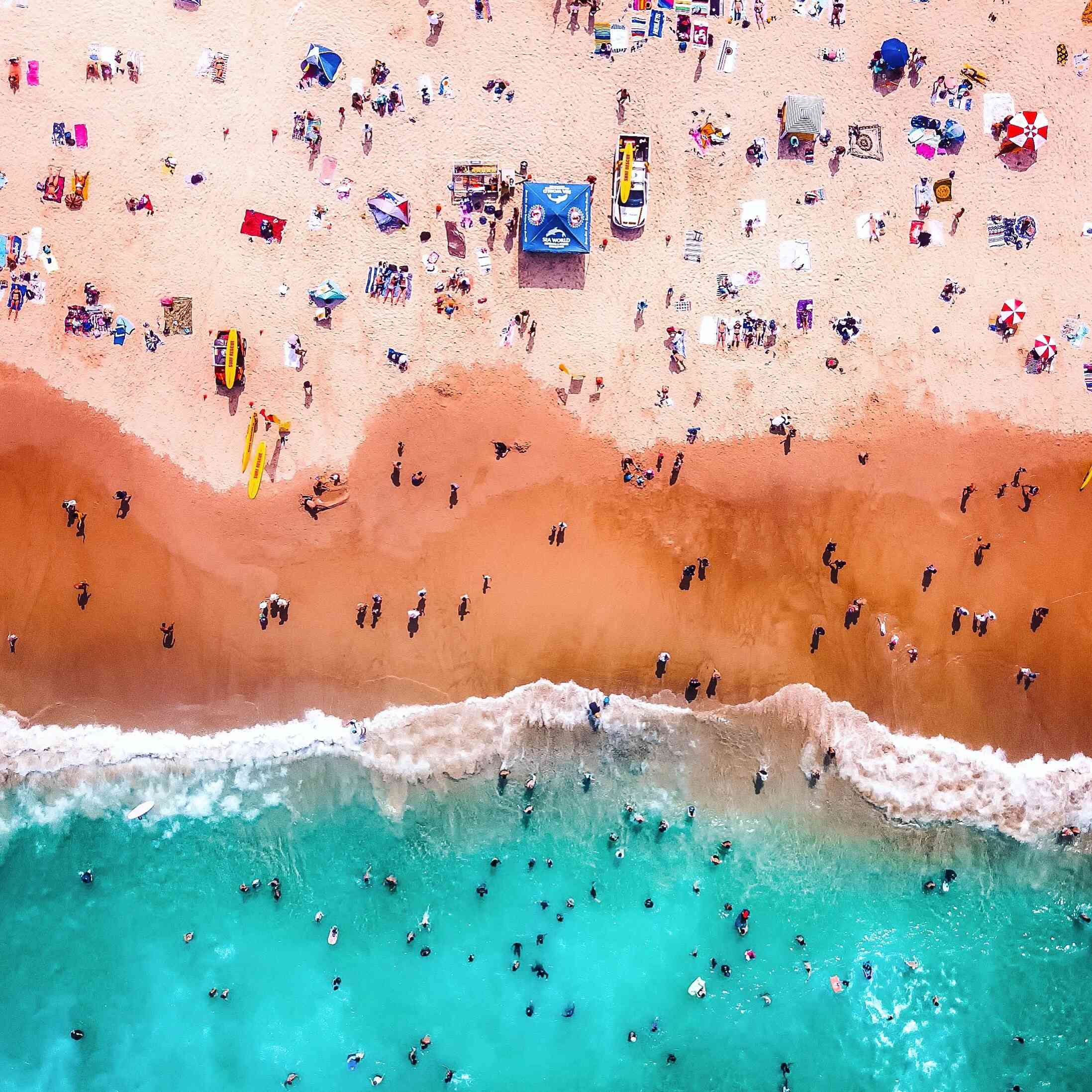 在澳大利亚的冲浪者天堂海滩，一个繁忙的海滩的鸟瞰图，到处都是日光浴者和游泳者
