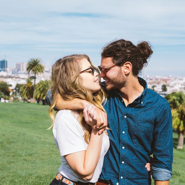 看彼此的夫妇搂着彼此