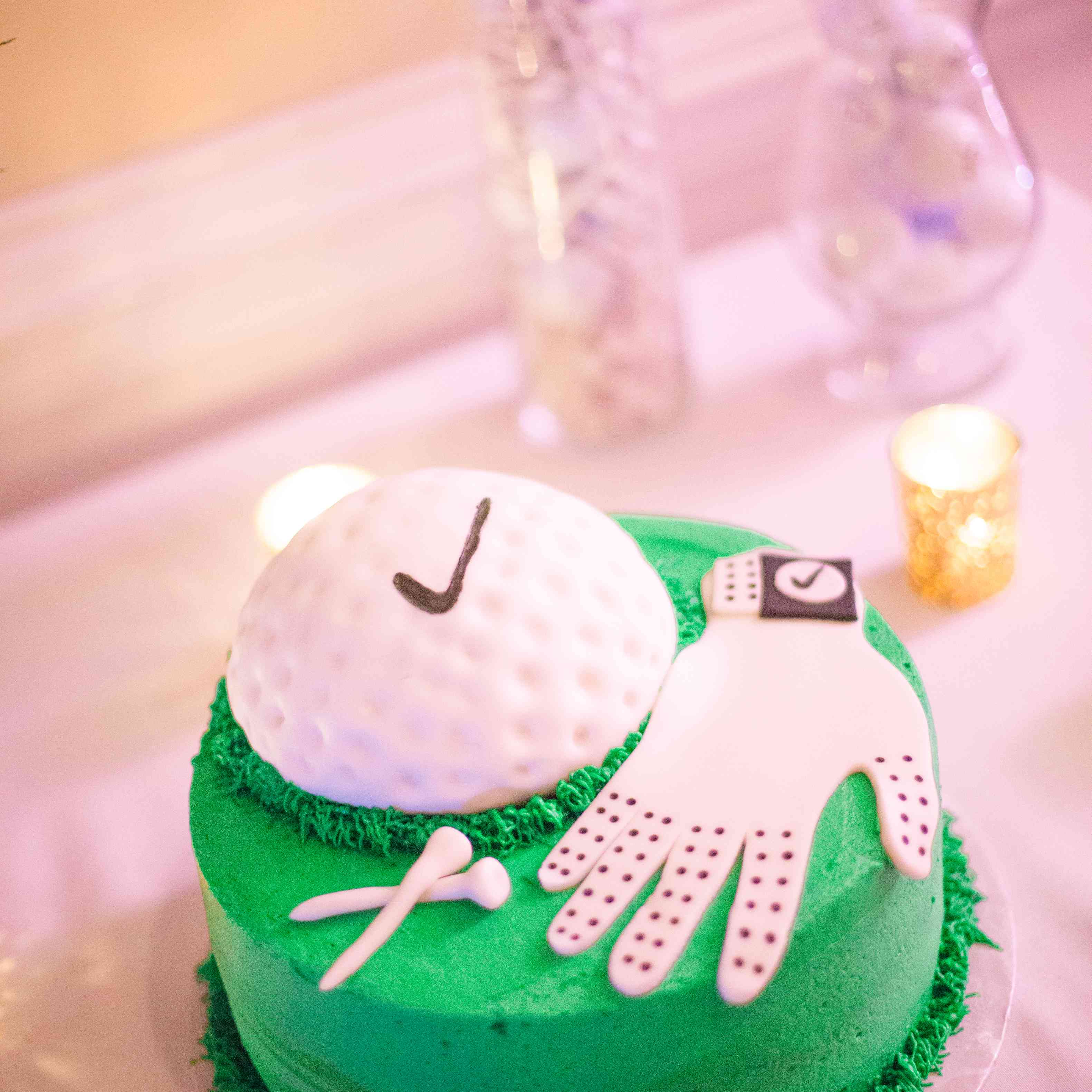 高尔夫为主题的新郎在婚礼蛋糕