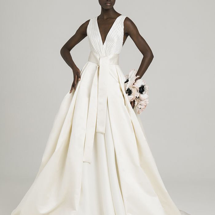 模型在V领大褂束缚带