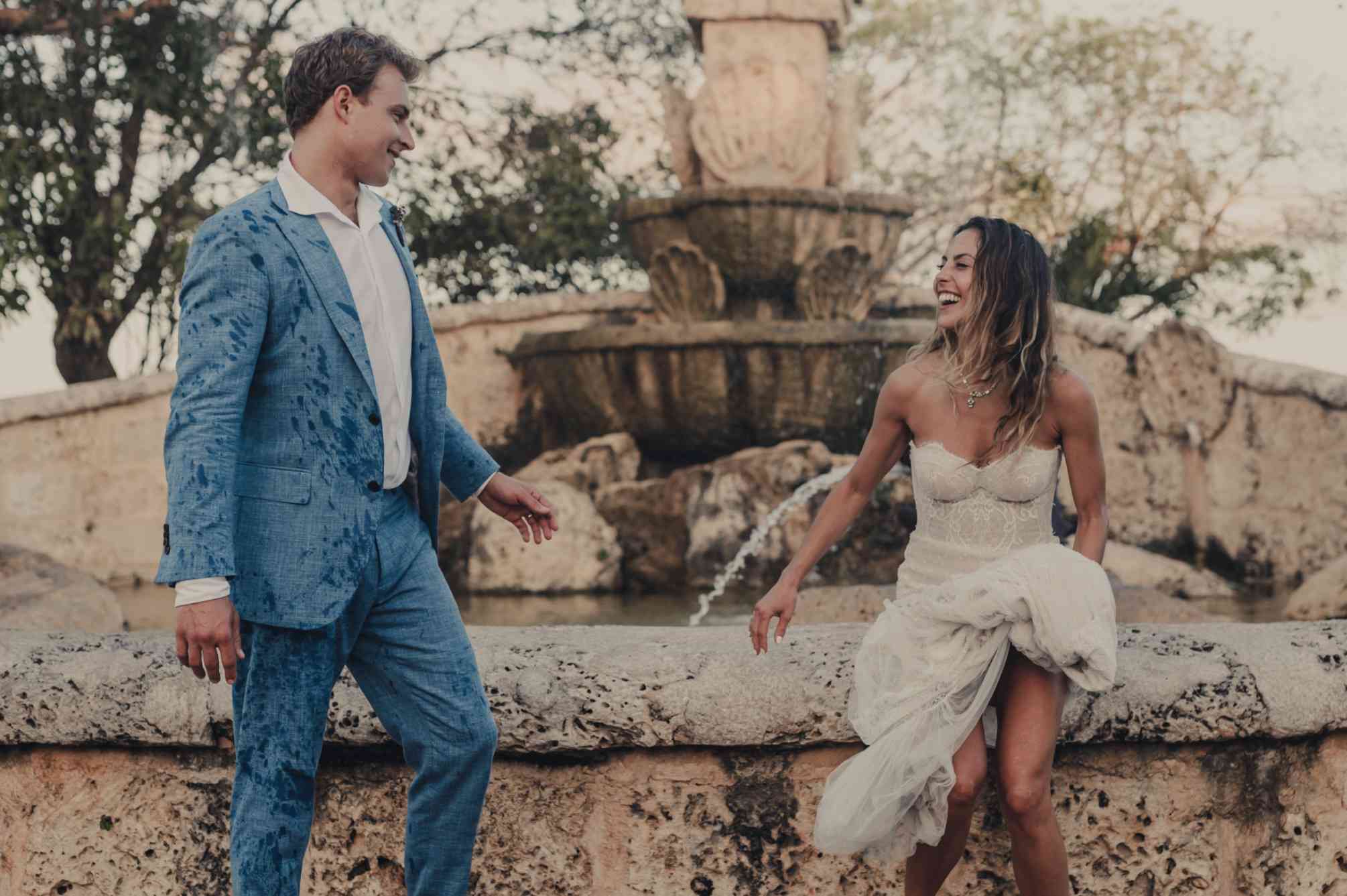 新婚夫妇在喷泉里玩耍