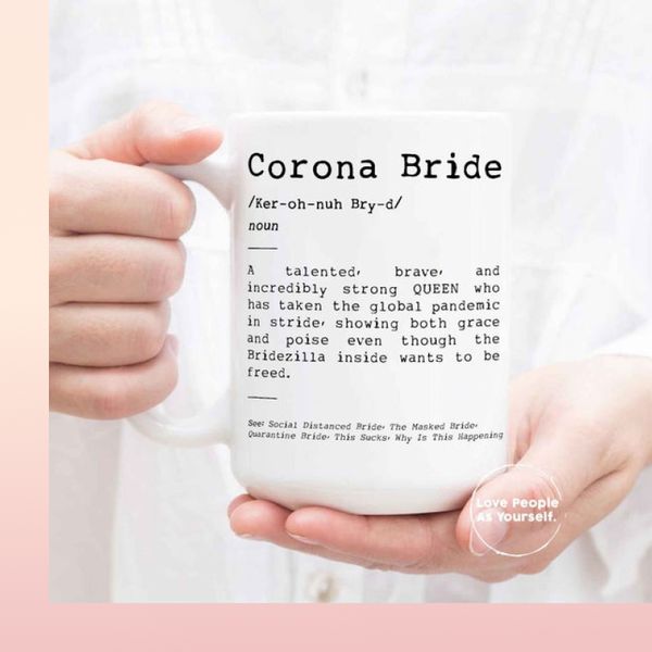 拿着杯子的妇女