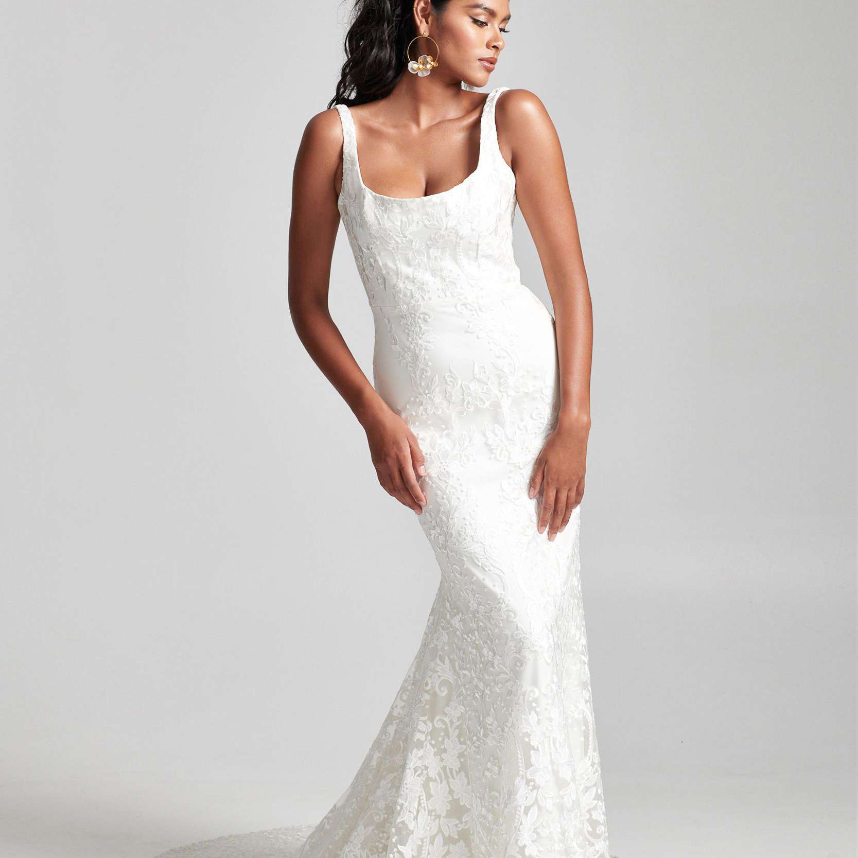 模特在无袖蕾丝婚纱与勺子领口