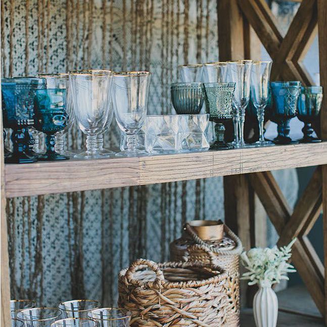 蓝色的水晶眼镜和柳条篮子