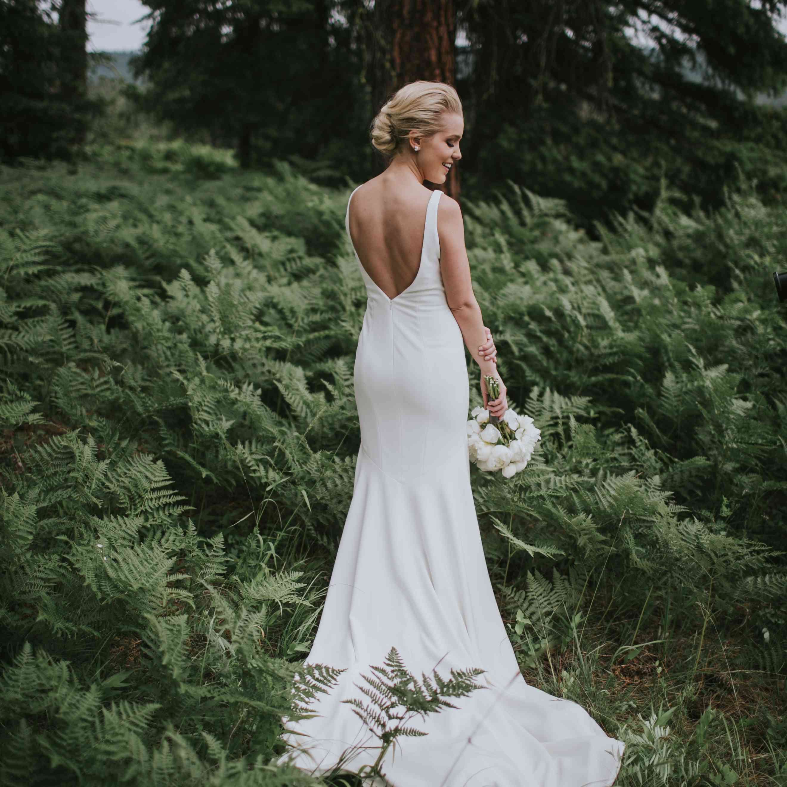 新娘穿着露背礼服