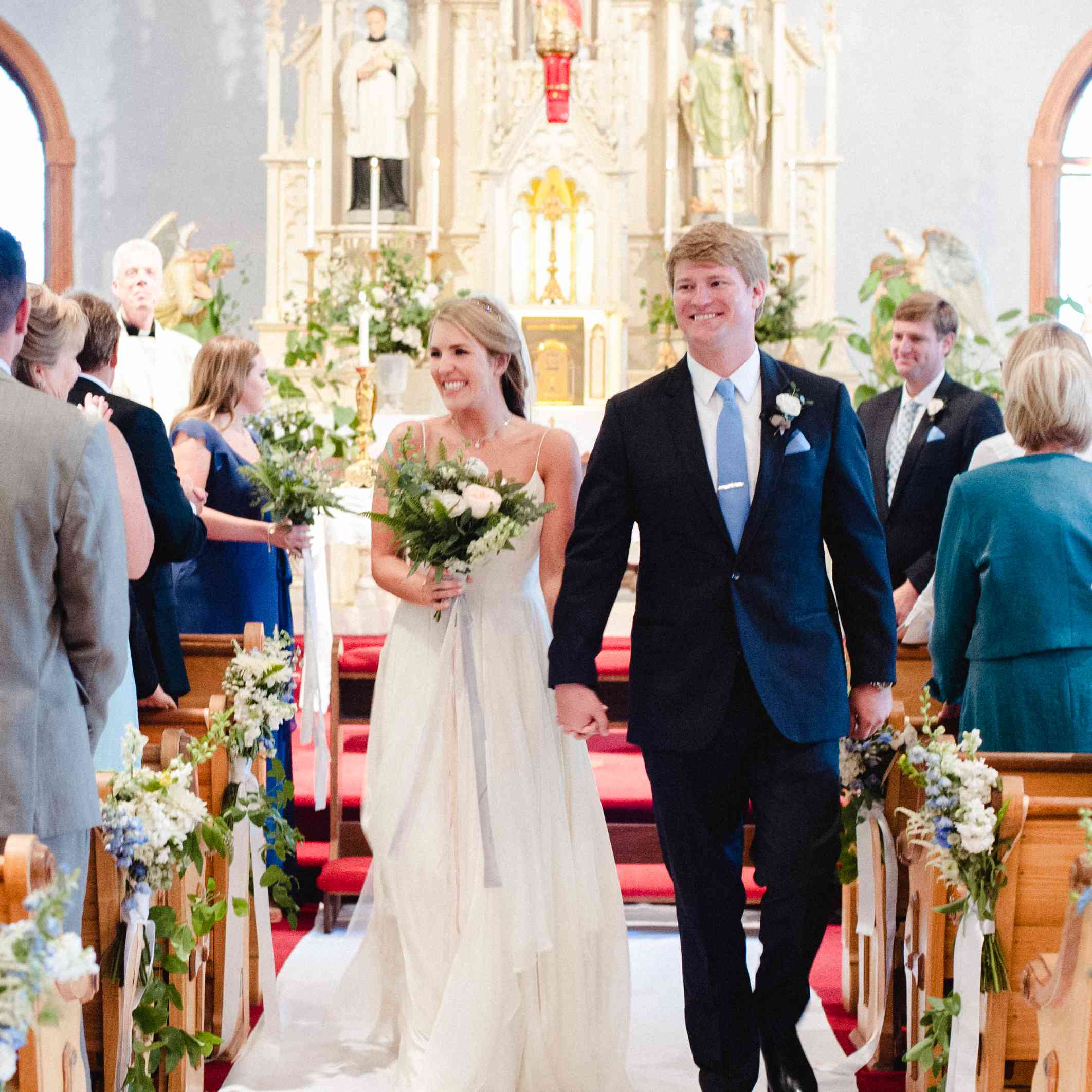 新娘和新郎在教堂