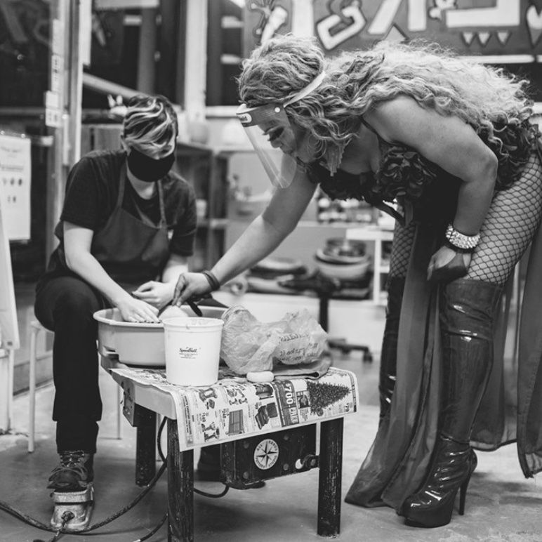 黑人和白人的照片拿俄米黑色和客人手陶艺工作室